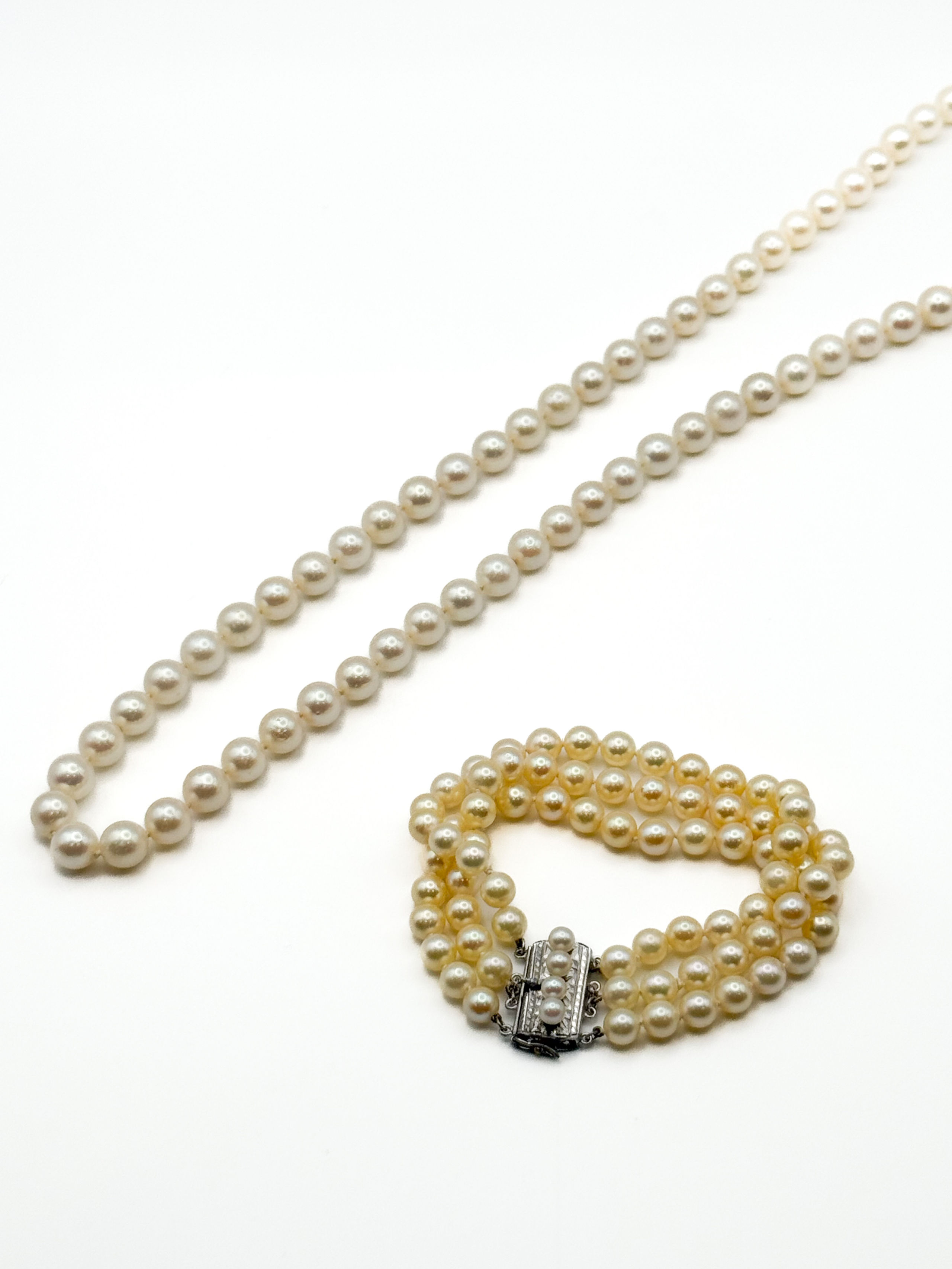 Lot comprenant un sautoir de perles de culture choker et un bracelet trois rangs de perles de culture choker, fermoir en argent orné de quatre perles. - Lazuli