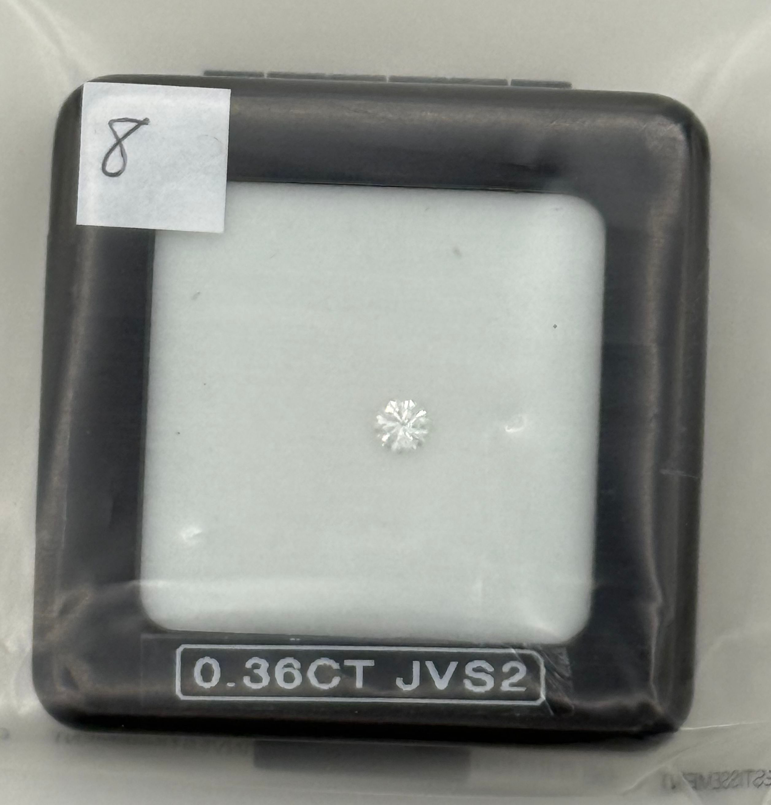 Poudrier en argent (800 millièmes) à décor gravé de fleurs, les pistils en bas relief en or (750 millièmes) orné de rubis ronds, le revers guilloché. - Lazuli