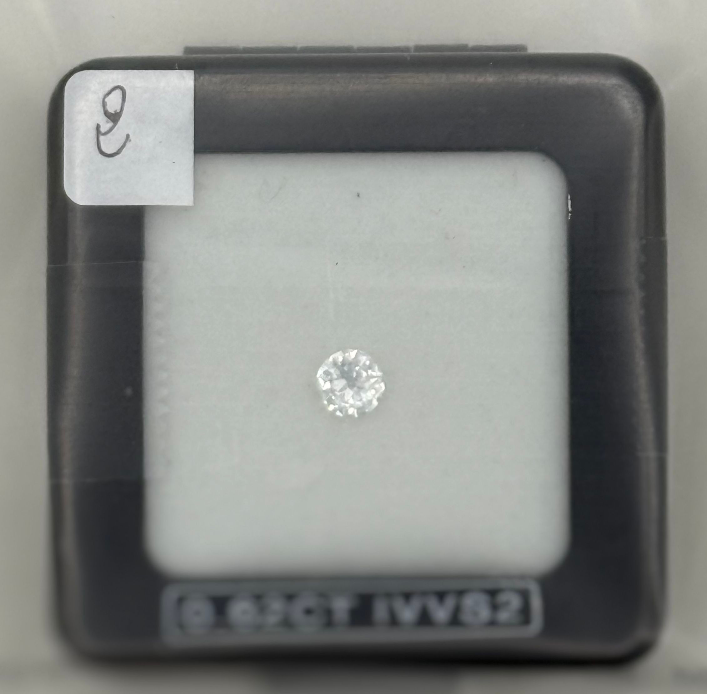 MELLERIO Paris Paire de boutons de manchette en or jaune (750 millièmes) texturé ornée d&rsquo;une plaque ronde de quartz oeil de tigre. - Lazuli