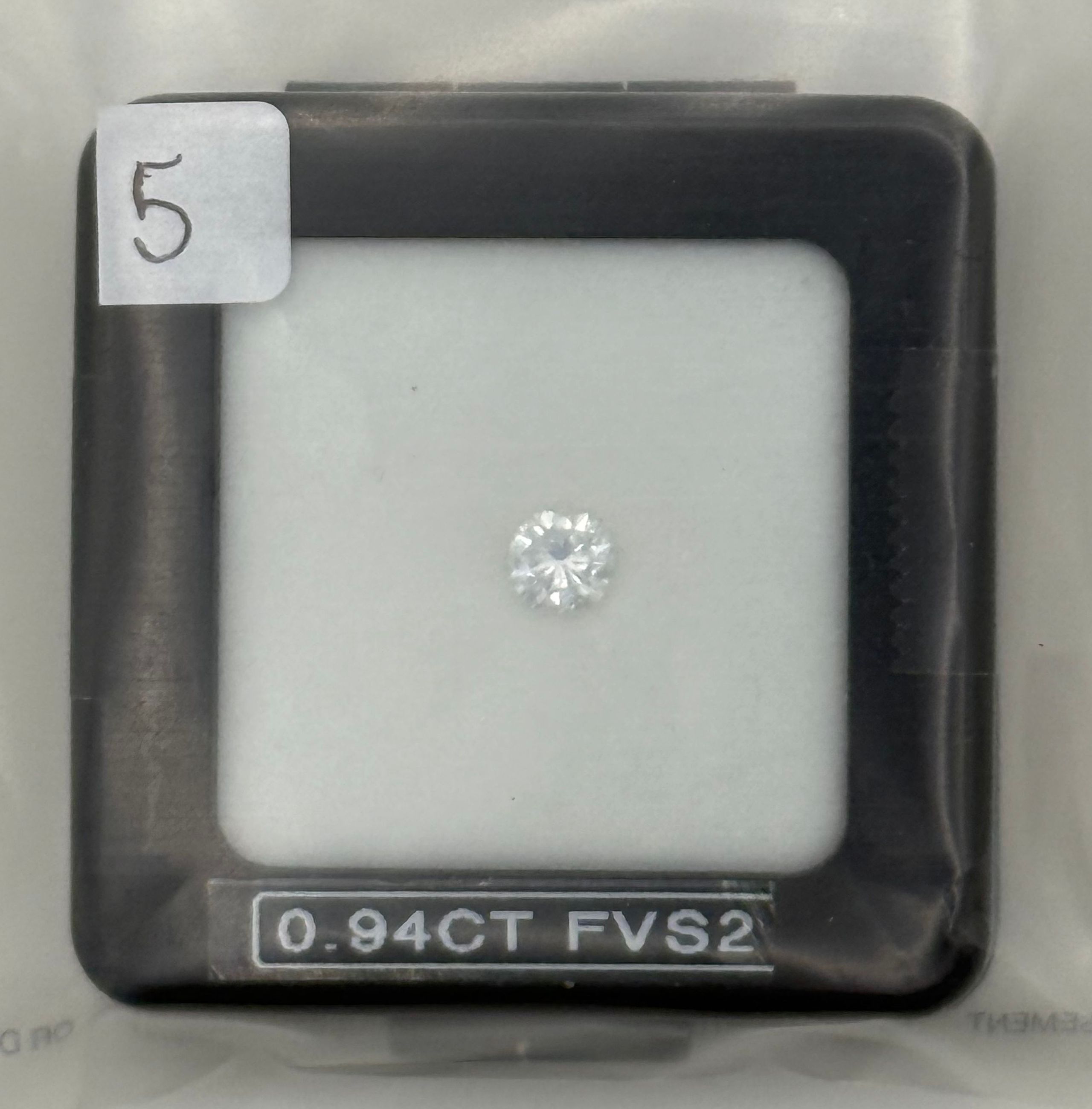 Broche en or jaune (750 millièmes) ornée d&rsquo;un camée coquille au profil de dame, l&rsquo;épingle en métal. - Lazuli