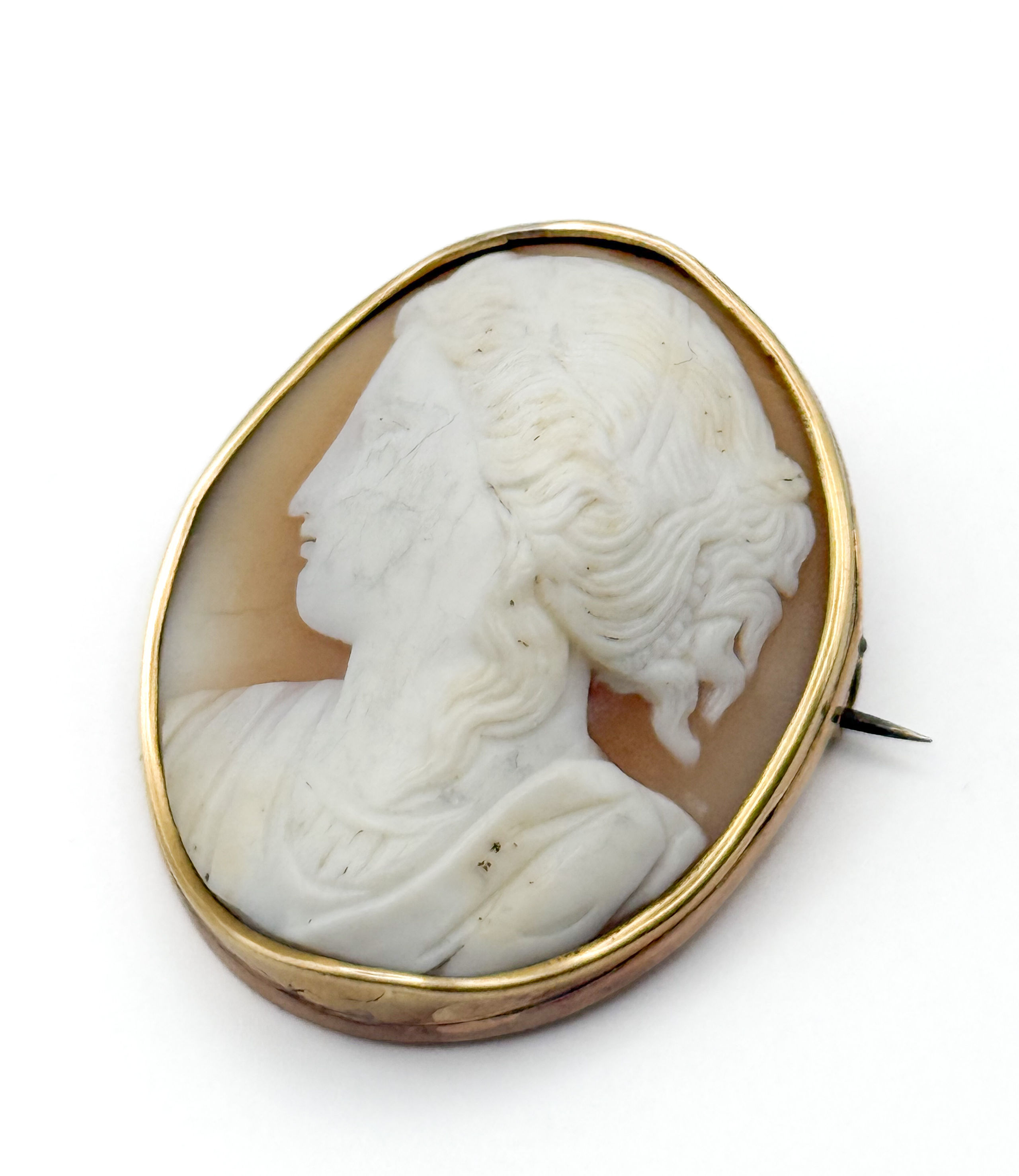 Broche en or jaune (750 millièmes) ornée d&rsquo;un camée coquille au profil de dame, l&rsquo;épingle en métal. - Lazuli