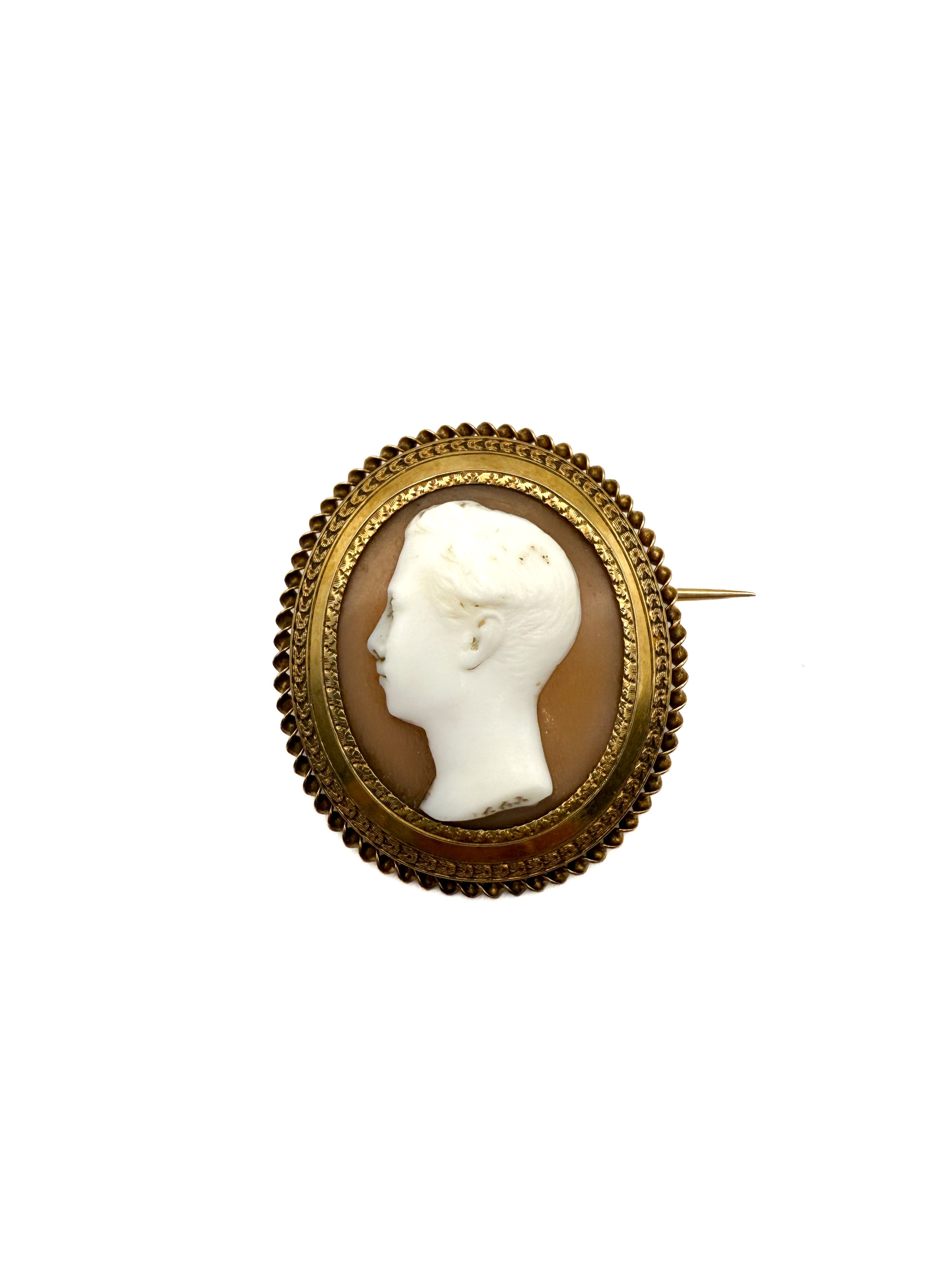 Broche en or jaune (750 millièmes) ornée d&rsquo;un camée coquille représentant un homme de profil. - Lazuli