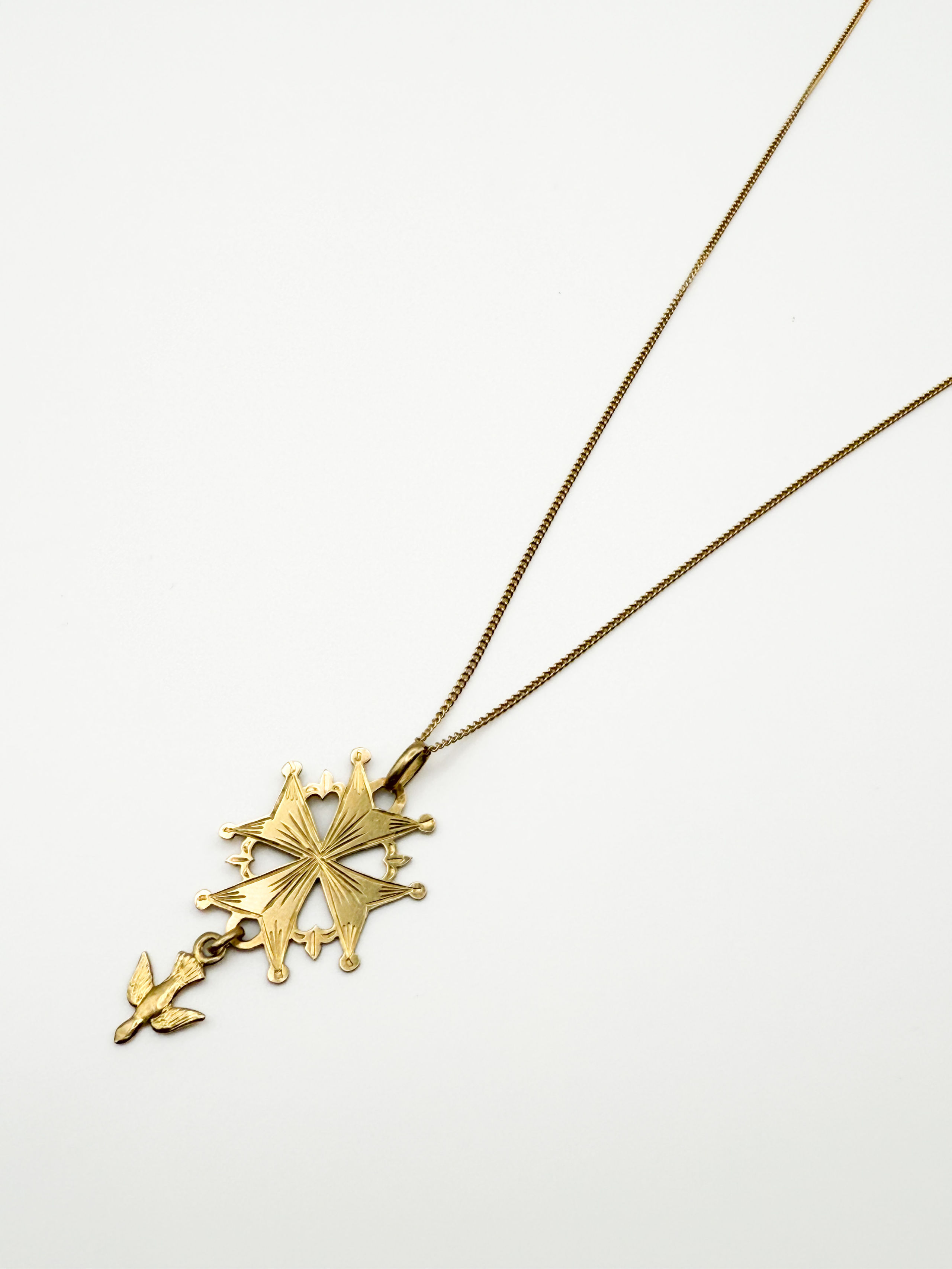 Chaîne en or jaune (750 millièmes) à maille gourmette et un pendentif croix du Saint Esprit en or jaune (750 millièmes). - Lazuli