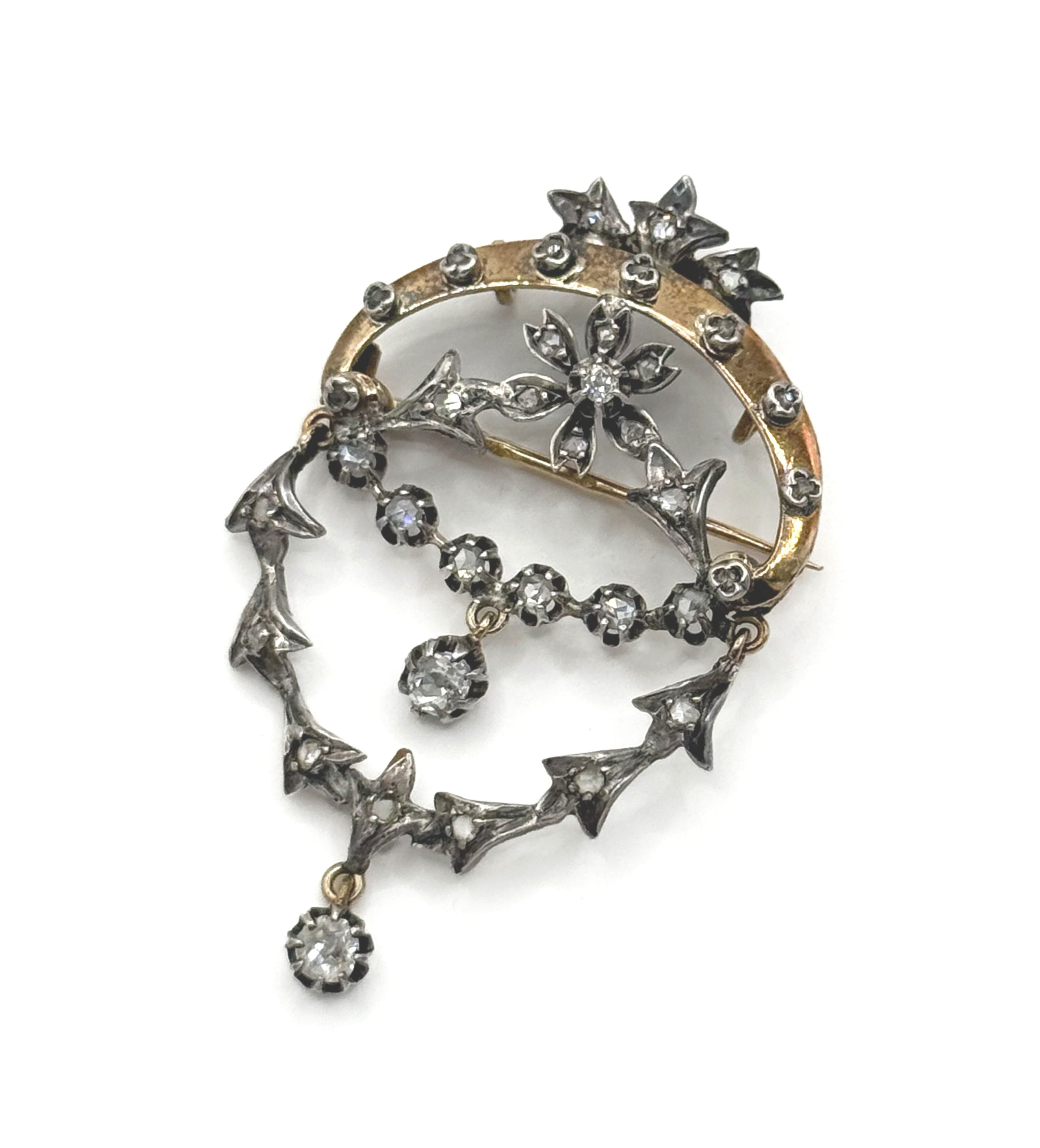 Broche en or jaune (750 millièmes) et argent ornée de diamants taille ancienne à décor floral et feuillagé. - Lazuli