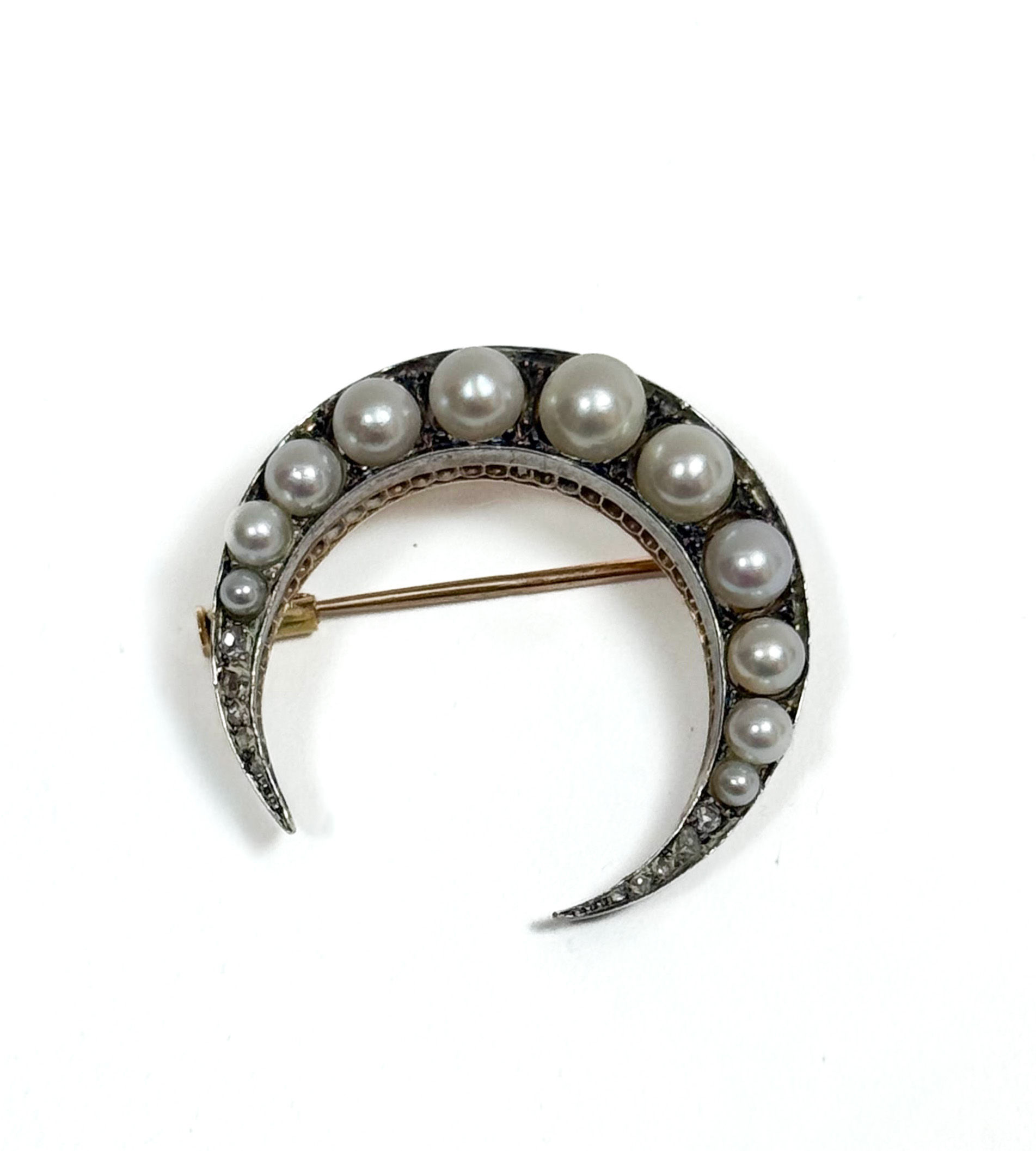 Broche croissant en argent et or jaune (750 millièmes) ornée de perles fines. - Lazuli