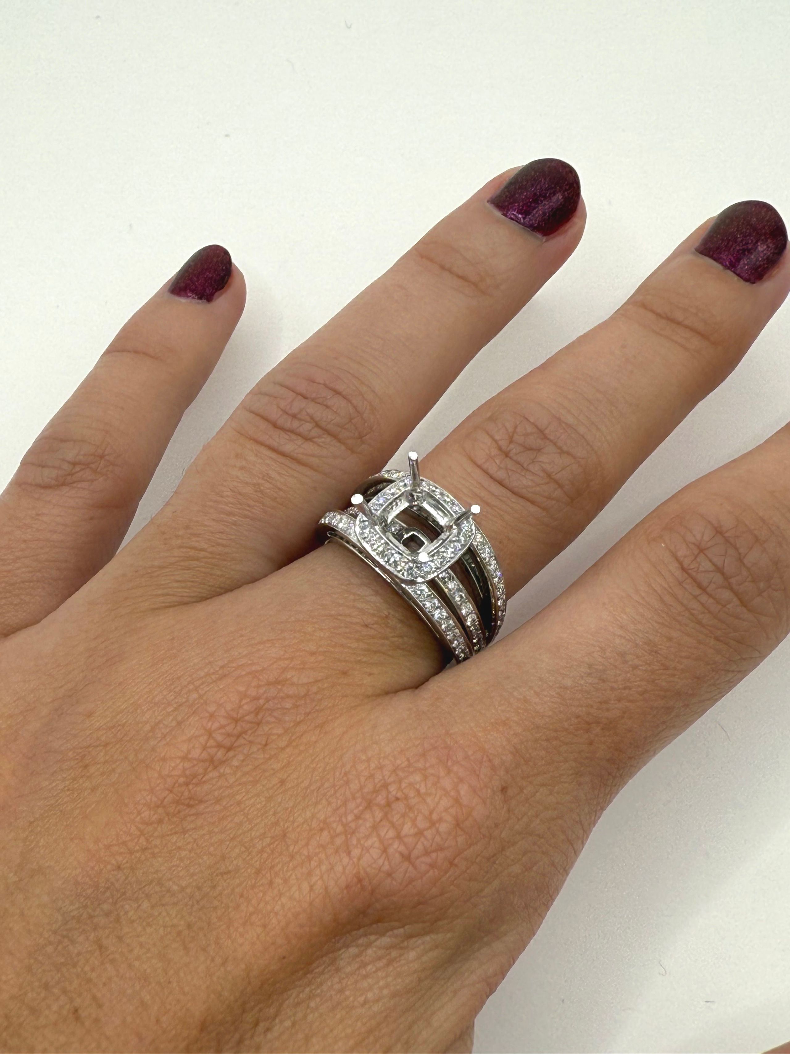 Monture de bague en or gris (750 millièmes) ornée de brillants en entourage et en lignes. Le chaton en serti griffes. - Lazuli