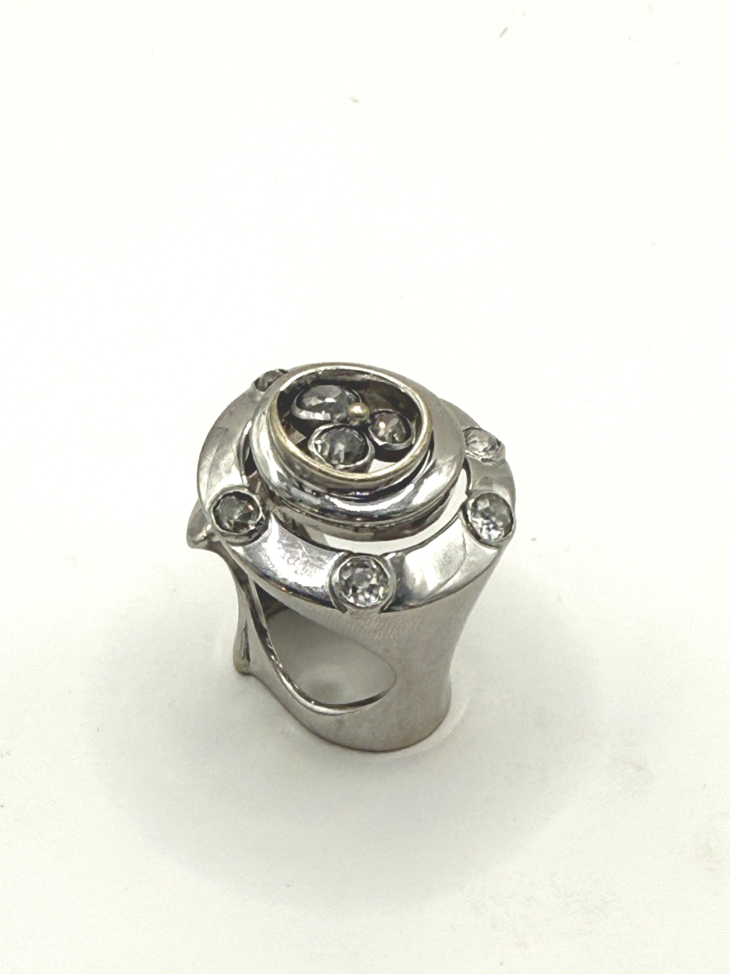 Bague ajourée en or gris (750 millièmes) à décor de spirales ornée de diamants taille ancienne. - Lazuli