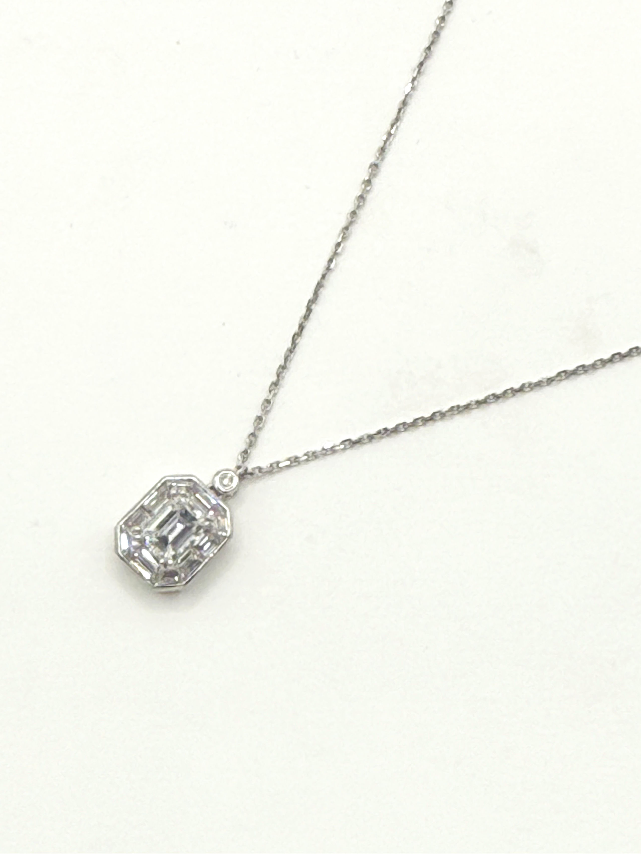 Lot comprenant un sautoir de perles de culture choker et un bracelet trois rangs de perles de culture choker, fermoir en argent orné de quatre perles. - Lazuli