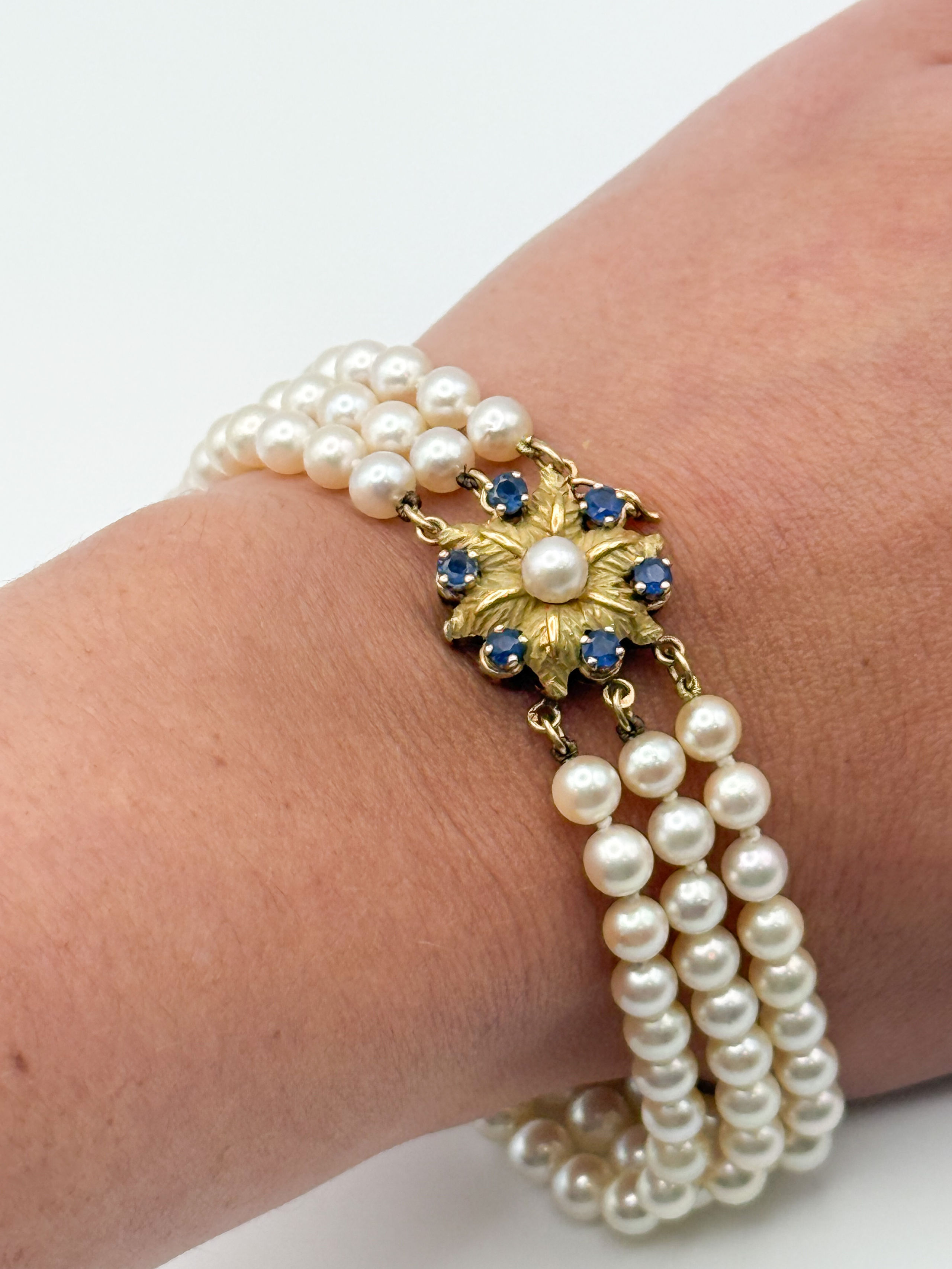 Bague en or jaune (750 millièmes) ornée d&rsquo;un diamant rectangulaire à pans coupés dans un entourage mouvementé de brillants. - Lazuli