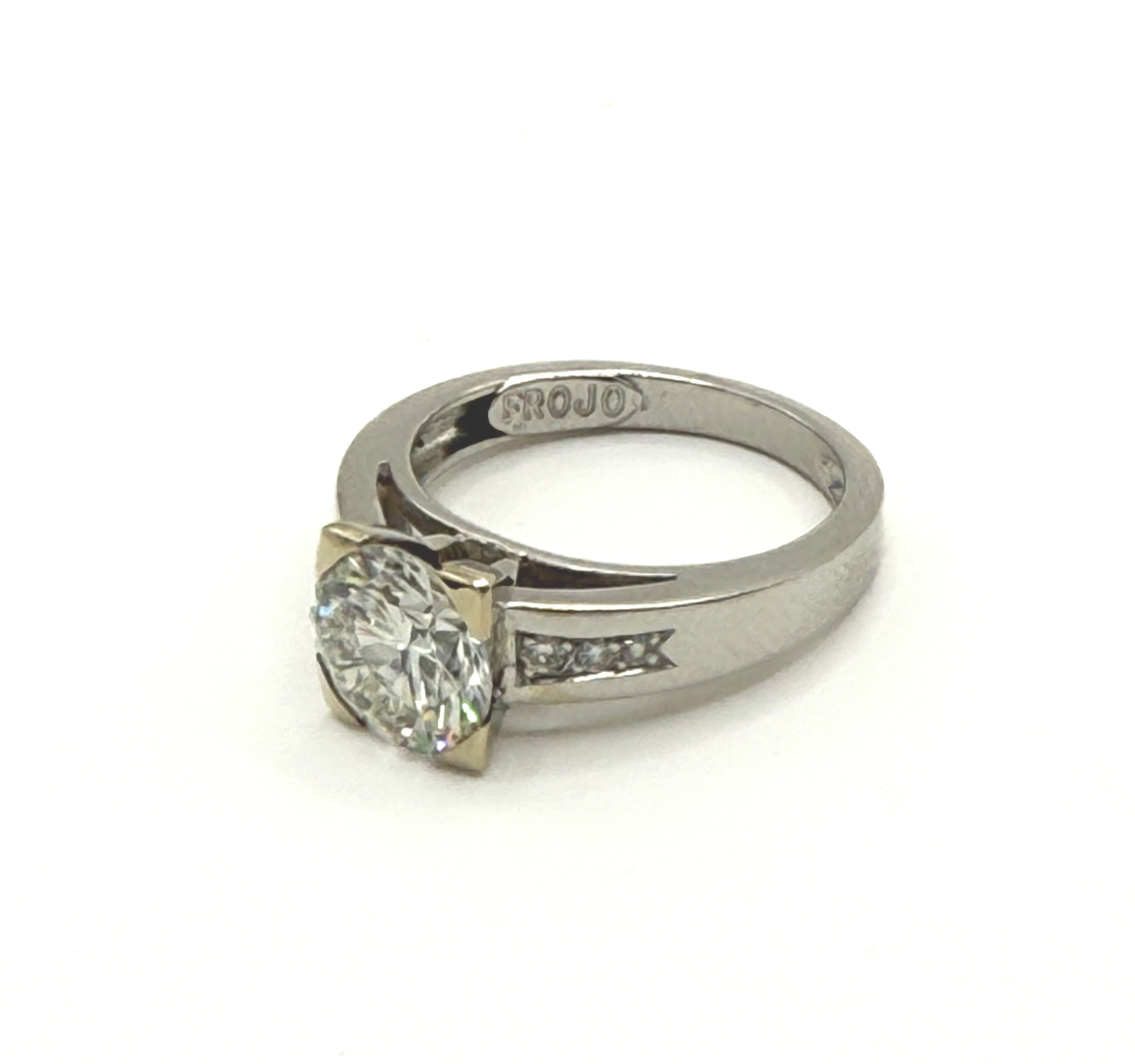 Bague en or jaune (750 millièmes) ornée d&rsquo;une émeraude poire épaulée de trois diamants de part et d&rsquo;autre. - Lazuli