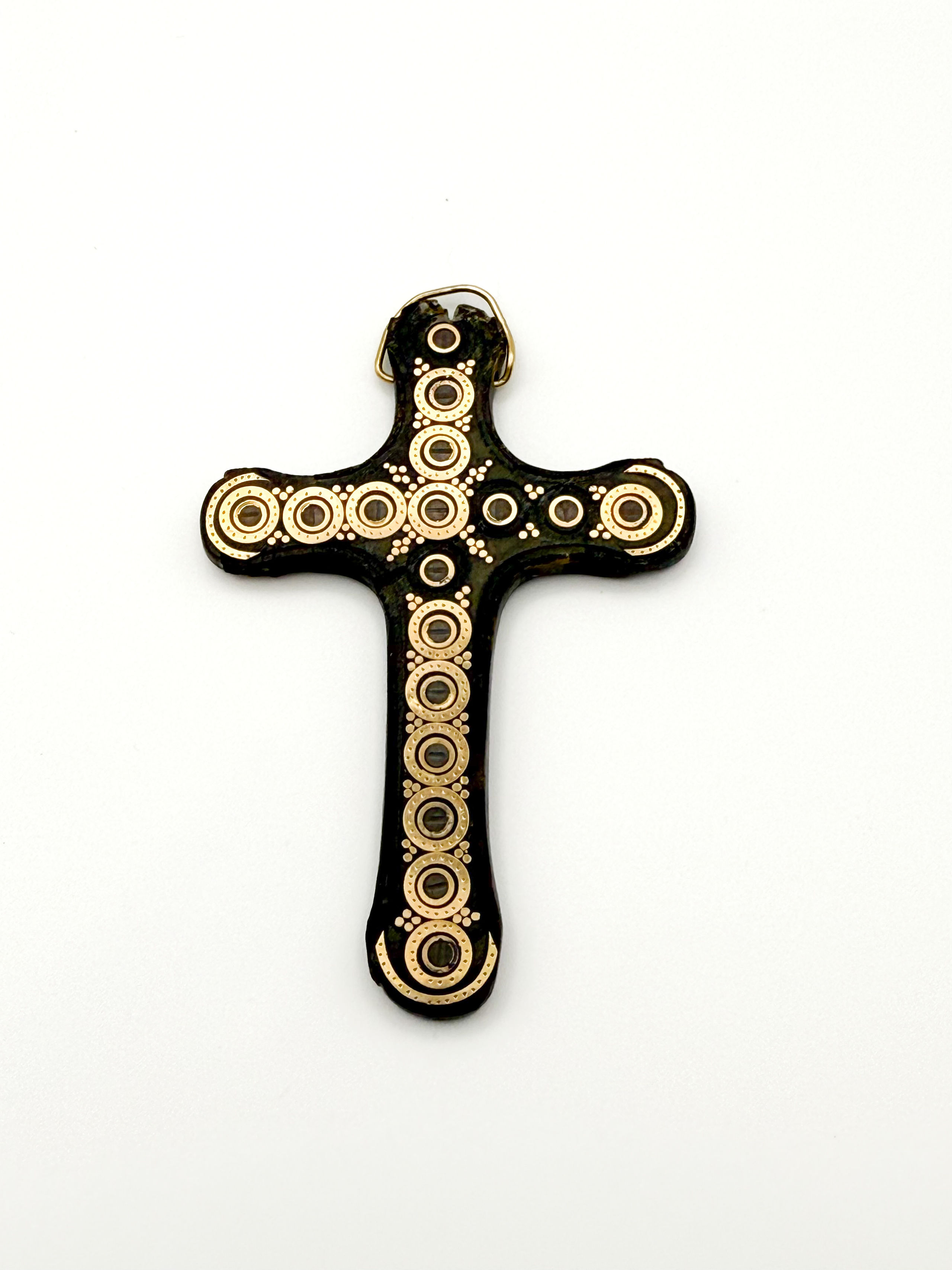 Chaîne en or jaune (750 millièmes) à maille gourmette et un pendentif croix du Saint Esprit en or jaune (750 millièmes). - Lazuli