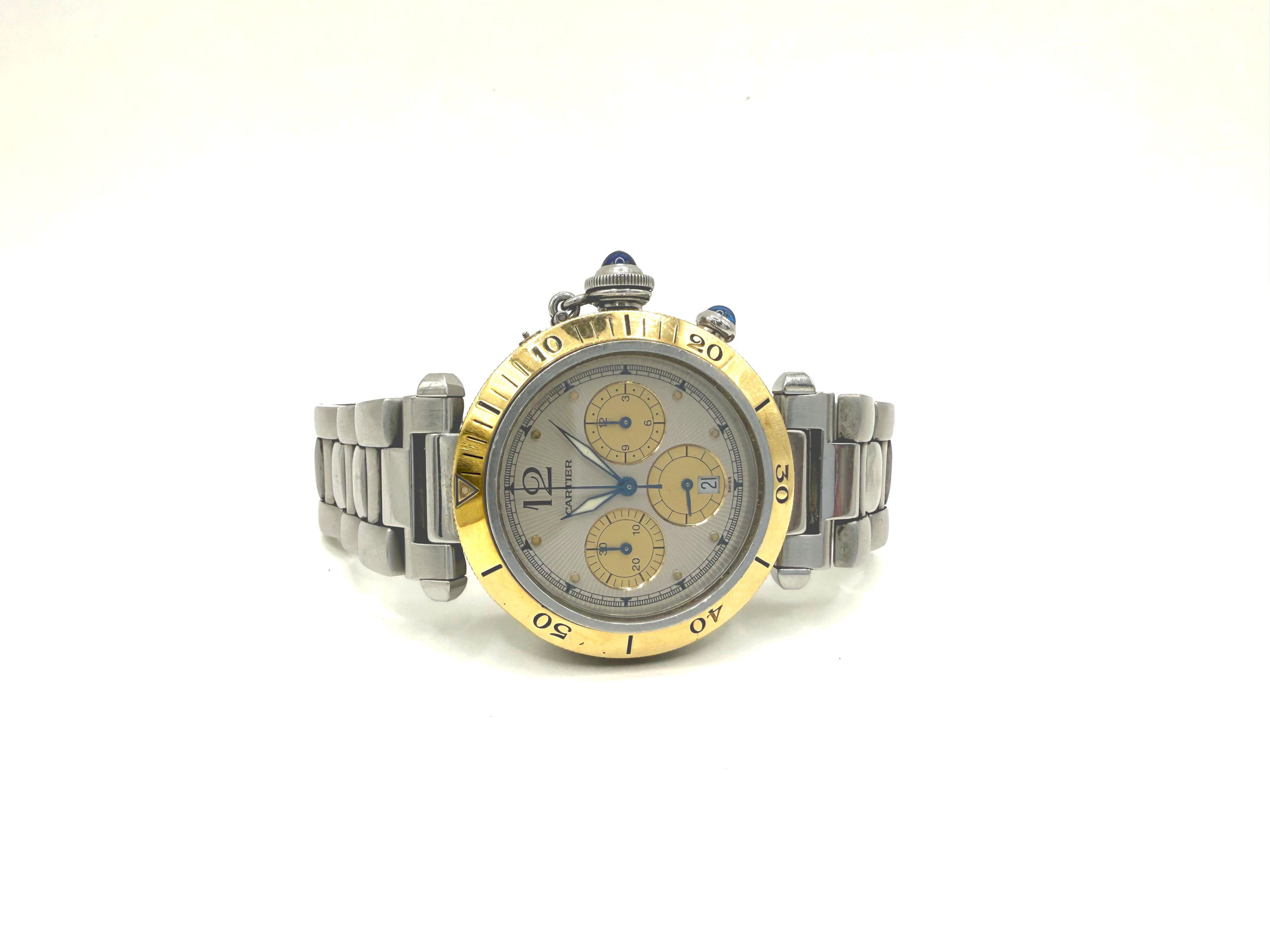 Broche ajourée et mouvementée en or jaune et gris (750 millièmes) ornée d&rsquo;un diamant rond moderne, épaulé de quatre diamants de taille ancienne de part et d&rsquo;autre, agrémenté de deux pavages de diamants. - Lazuli