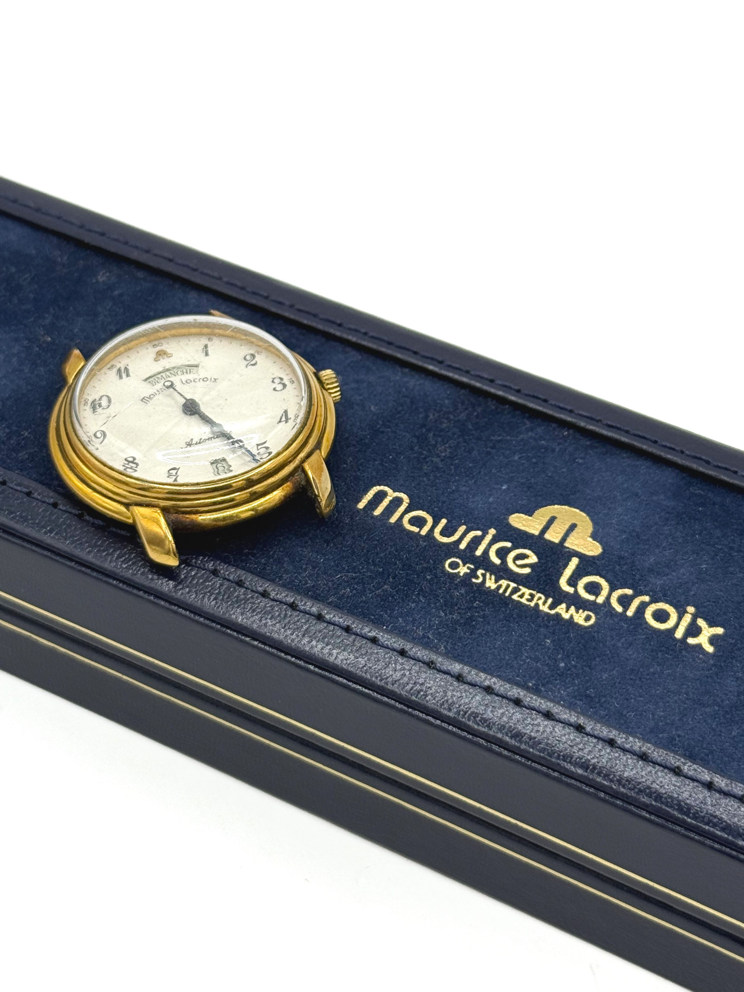 Broche ovale en or jaune (750 millièmes) ornée d&rsquo;une miniature sur porcelaine représentant un noble en buste. - Lazuli