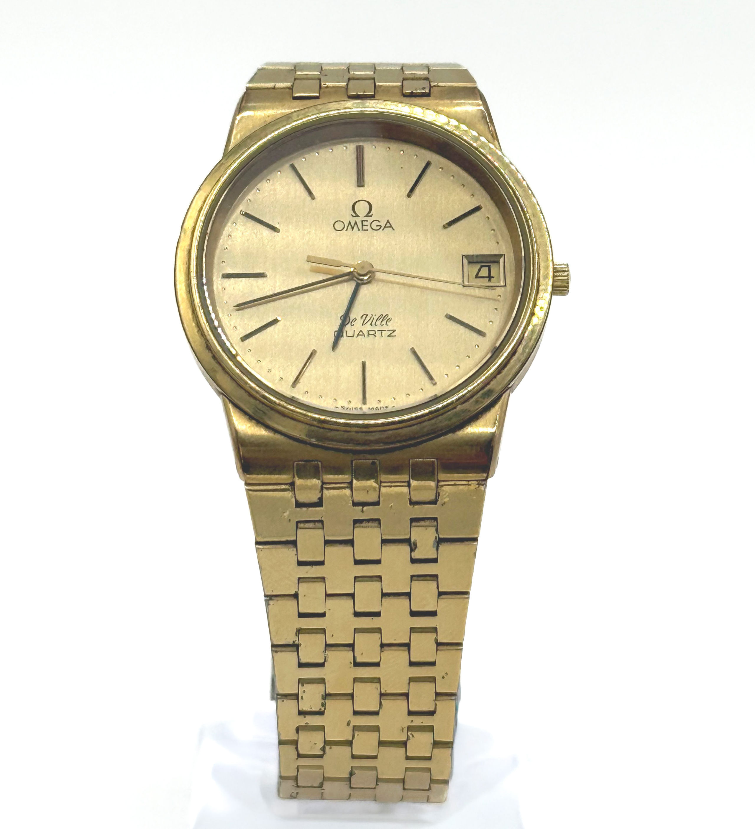 Broche pendentif en or jaune (750 millièmes) ornée d&rsquo;une intaille ronde stylisant une tête de cheval dorée. - Lazuli