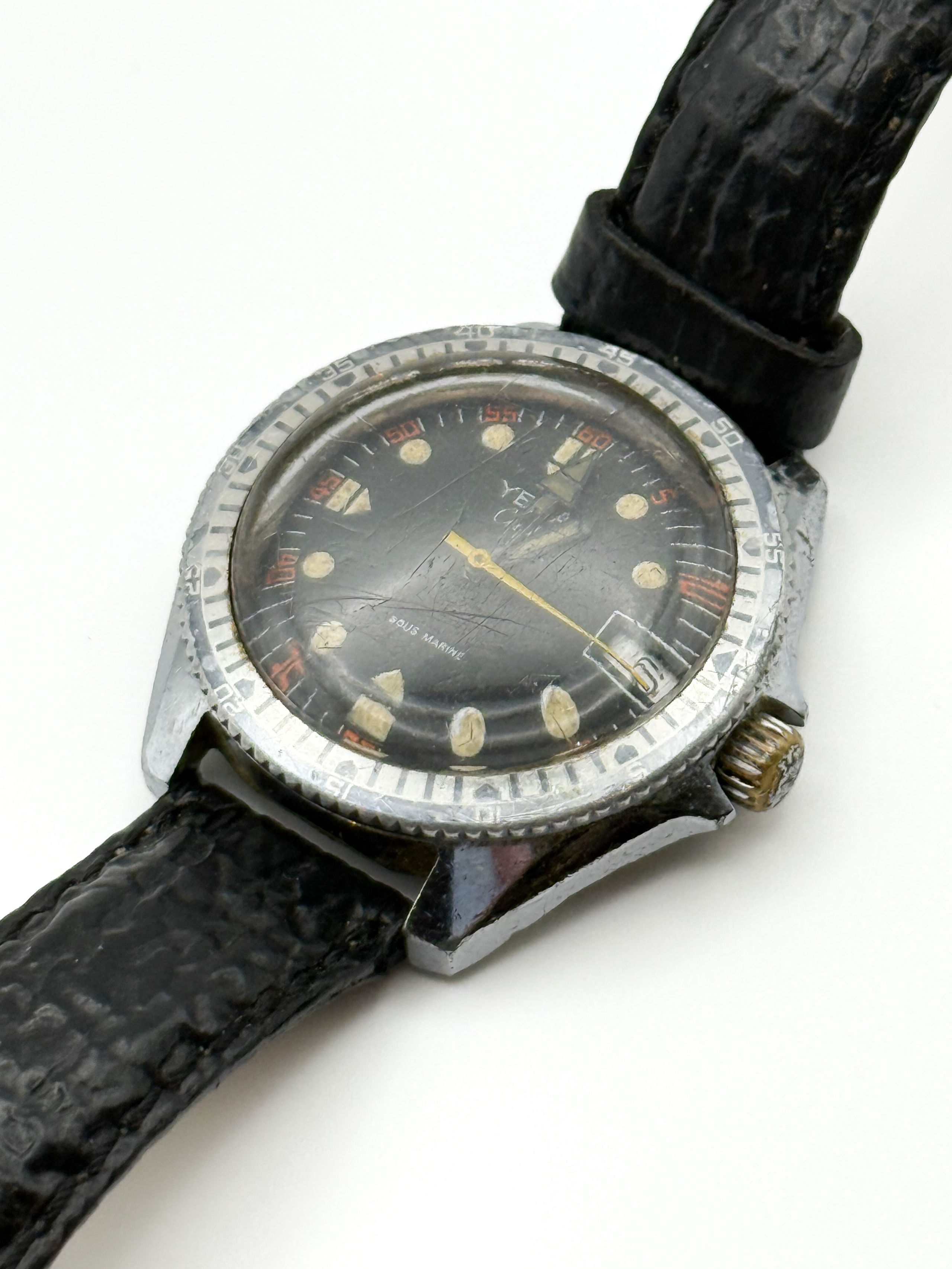 Broche ajourée en or jaune (750 millièmes) ornée d&rsquo;une opale noire ovale cabochon épaulée de quatre diamants ronds de part et d&rsquo;autre. - Lazuli