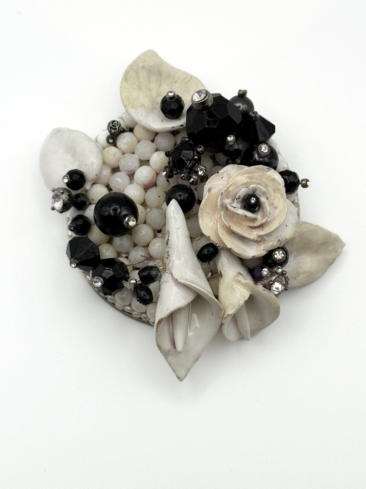 Broche ajourée en or jaune (585 millièmes) ornée de diamants taille ancienne et grenats. - Lazuli