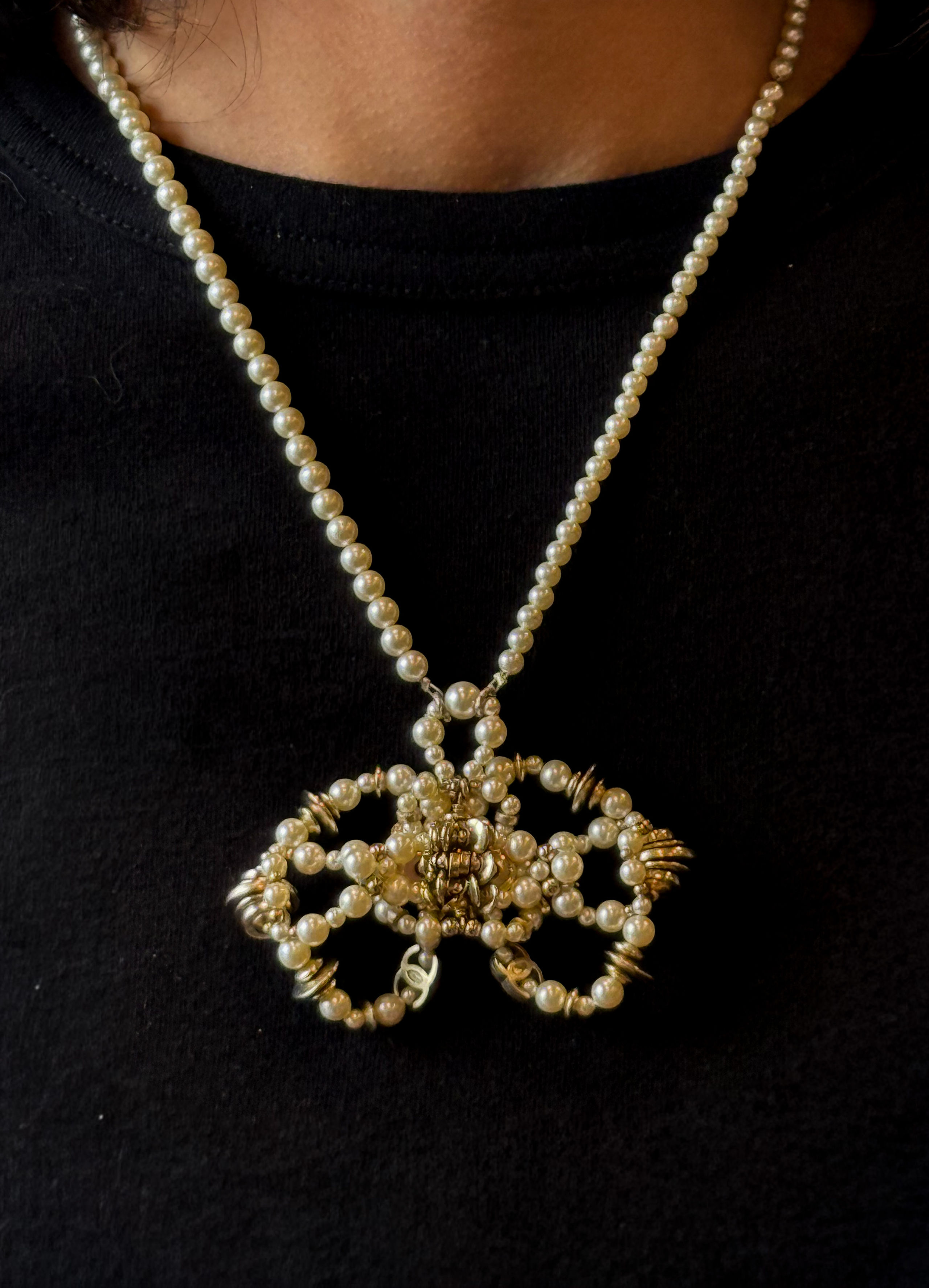 Broche ajourée en or jaune (750 millièmes) et argent ornée d&rsquo;un saphir synthétique ovale et de petits diamants taille ancienne. - Lazuli