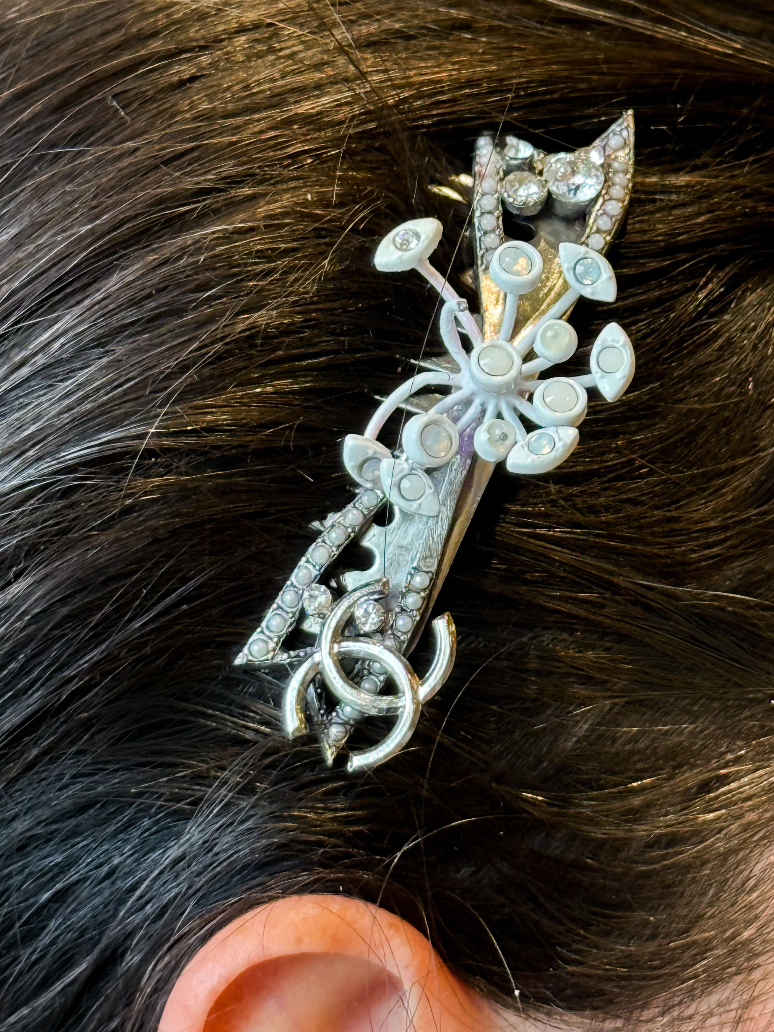 Croix en or jaune (585 millièmes) et corail à décor floral et feuillagé. - Lazuli