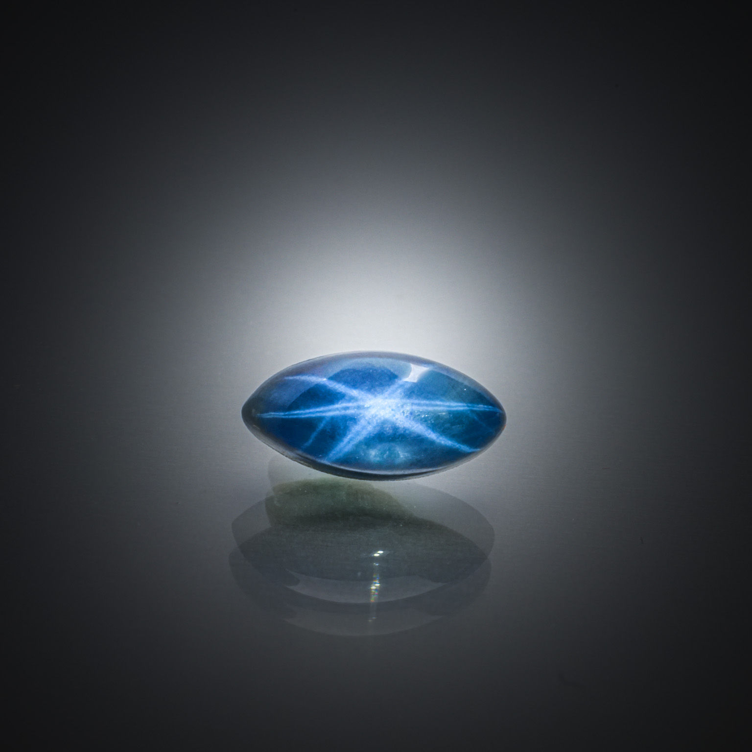 Saphir étoilé marquise cabochon sur papier. - Lazuli