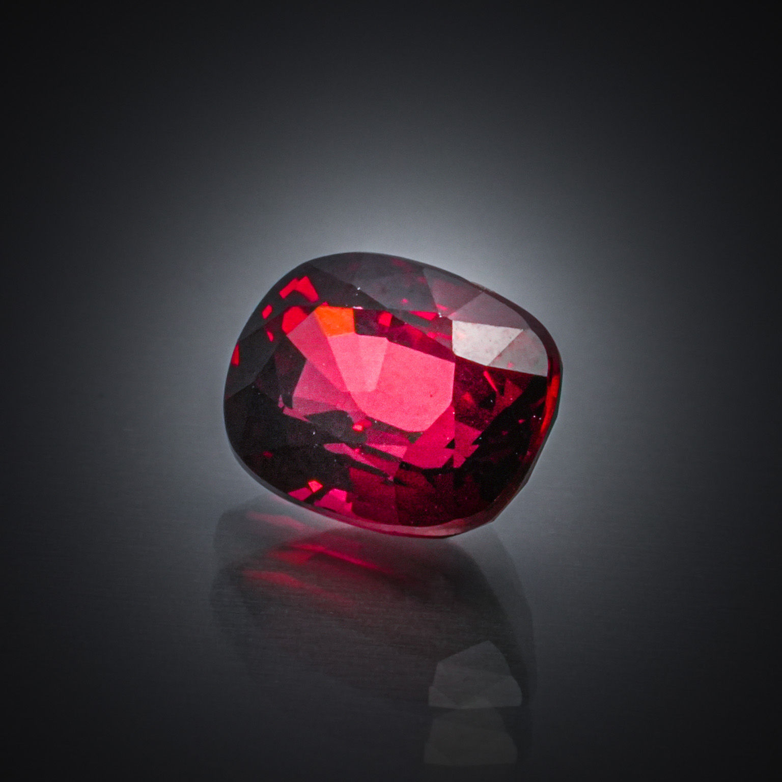 Lot de deux tourmalines vertes ovales sur papier. - Lazuli