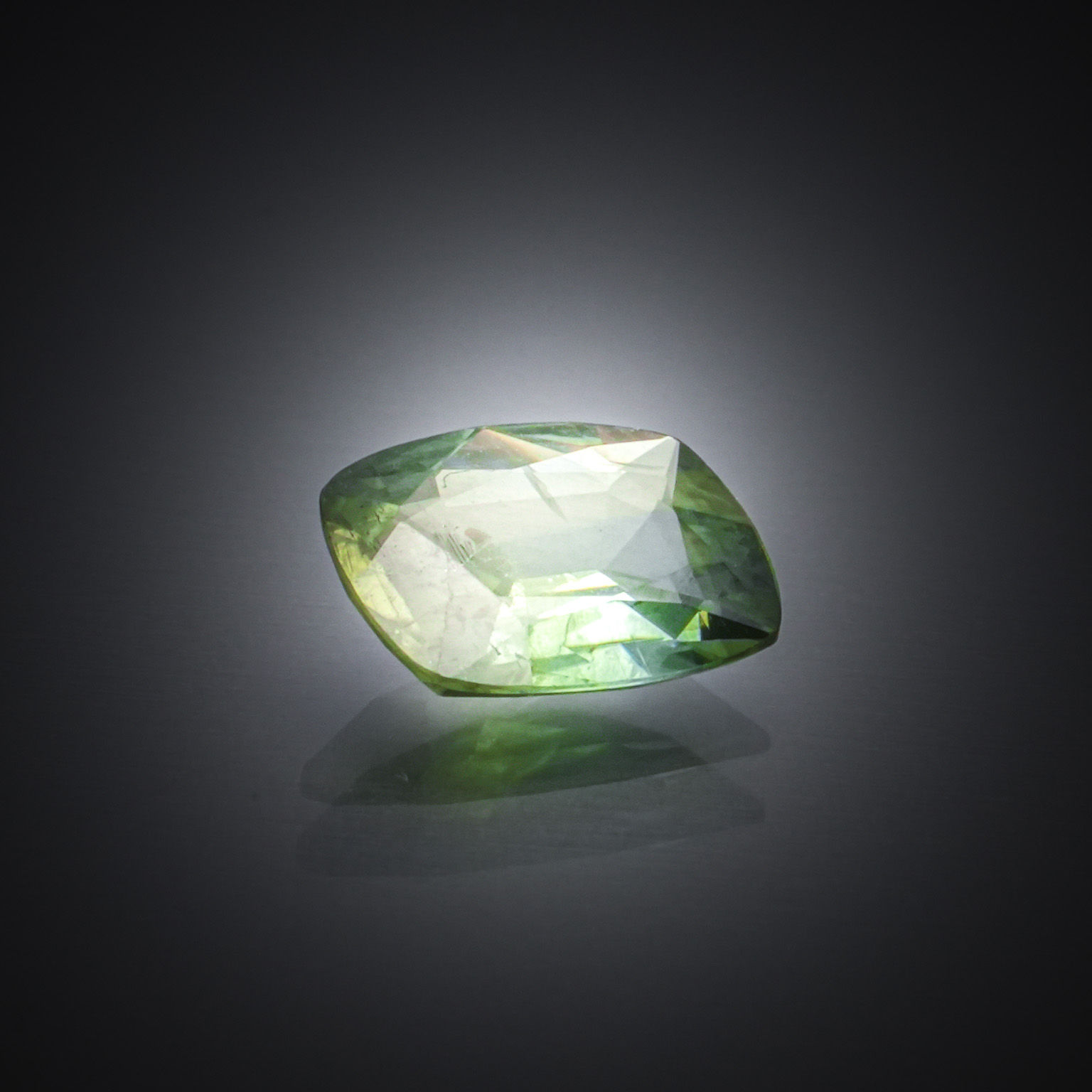 Prehnite poire cabochon  sur papier. - Lazuli