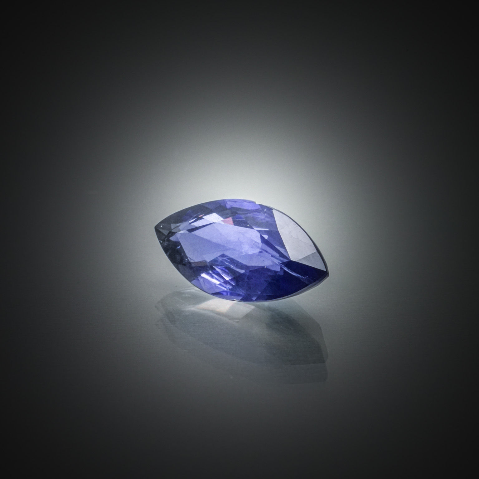 Saphir jaune poire sur papier. - Lazuli