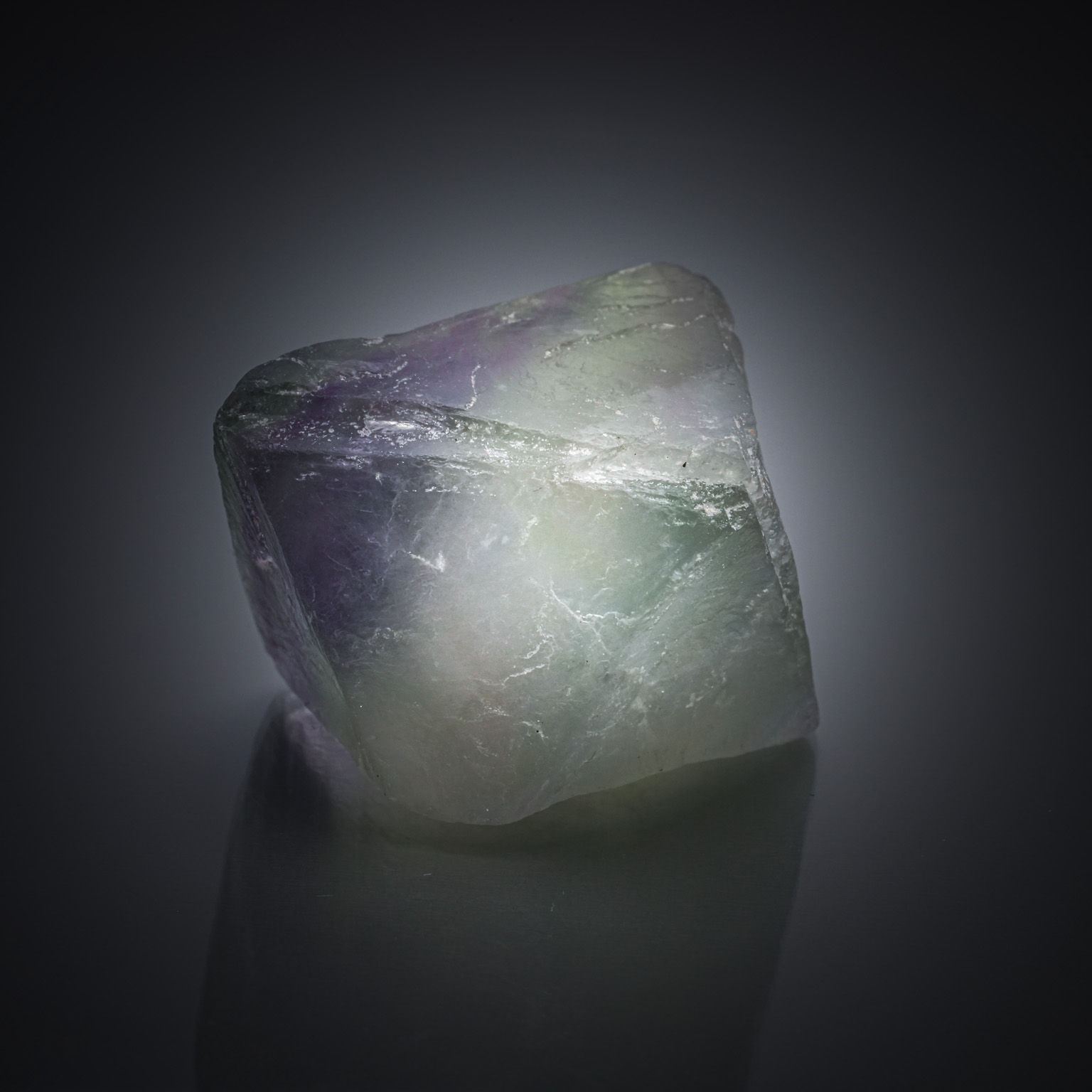Fluorite bleue brute sur papier. - Lazuli