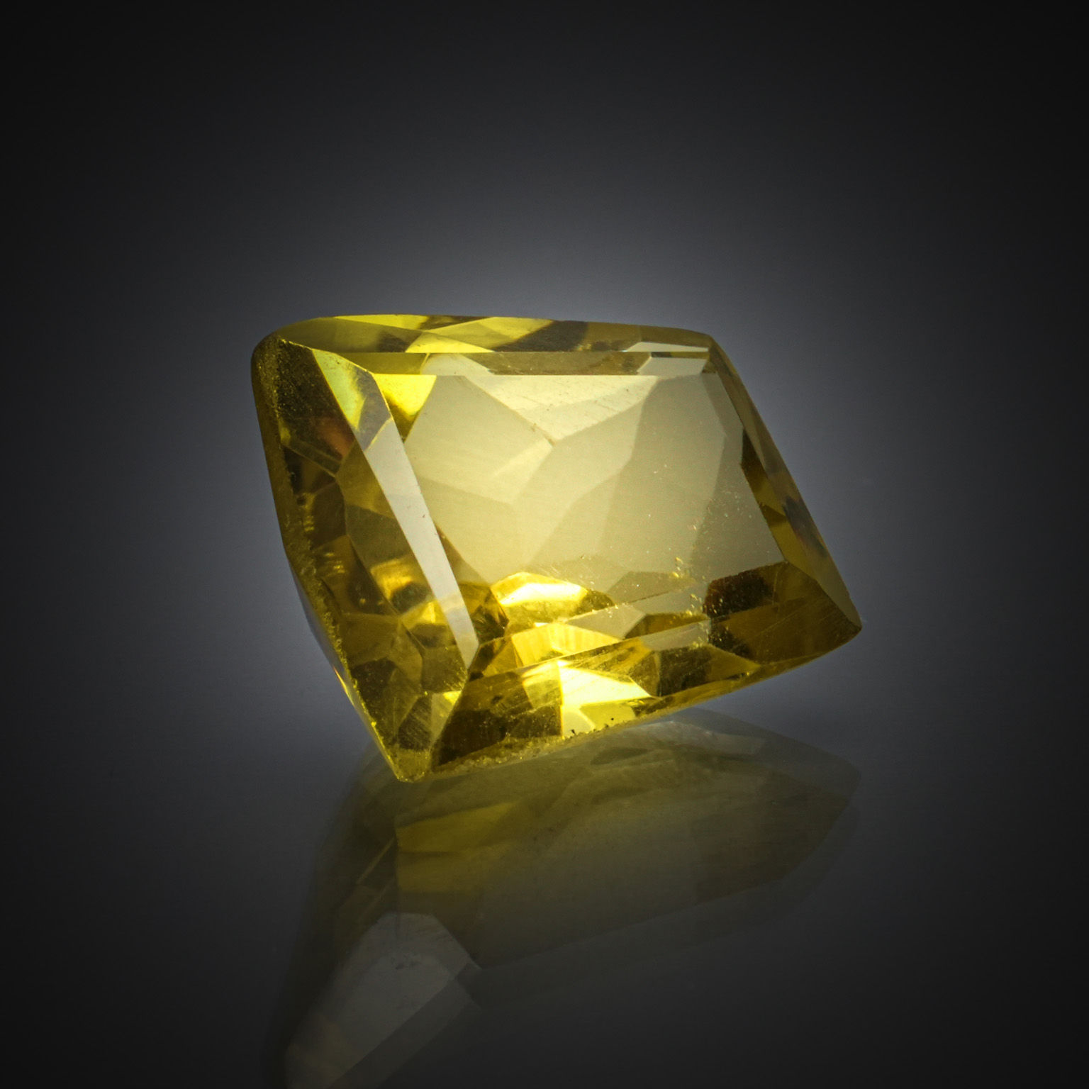 Iolite marquise sur papier. - Lazuli