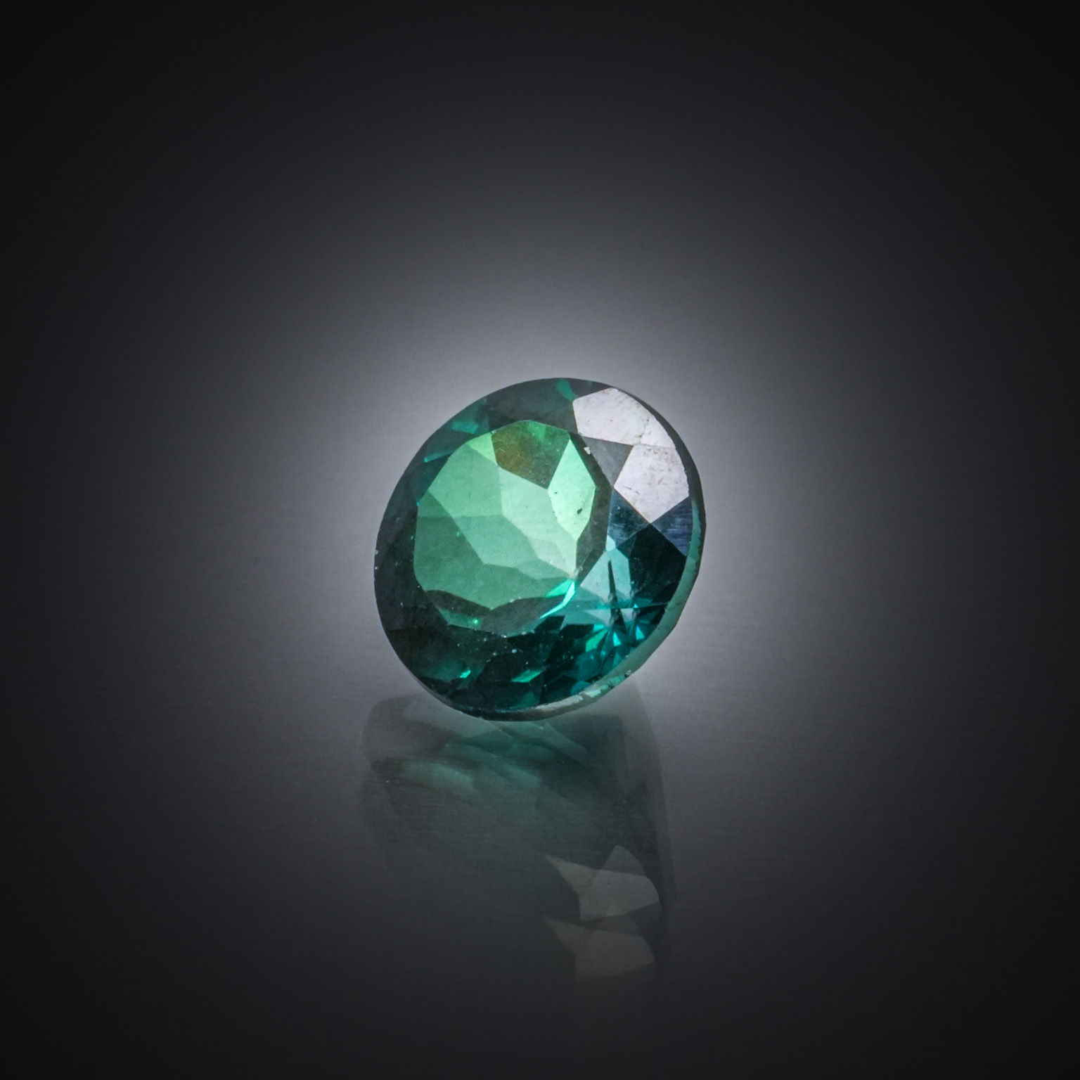 Topaze verte ronde sur papier. - Lazuli