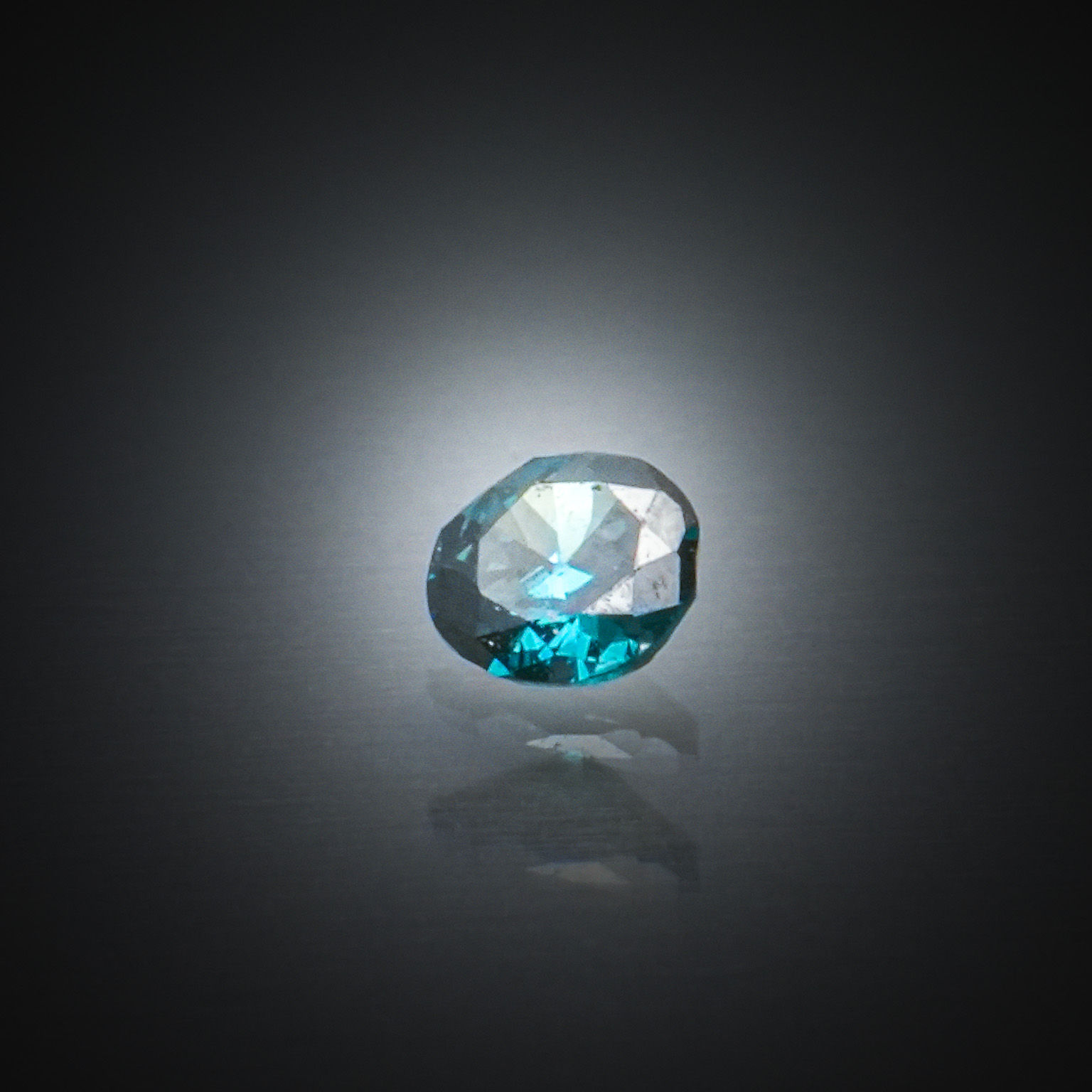 Fluorite bleue ovale sur papier. - Lazuli