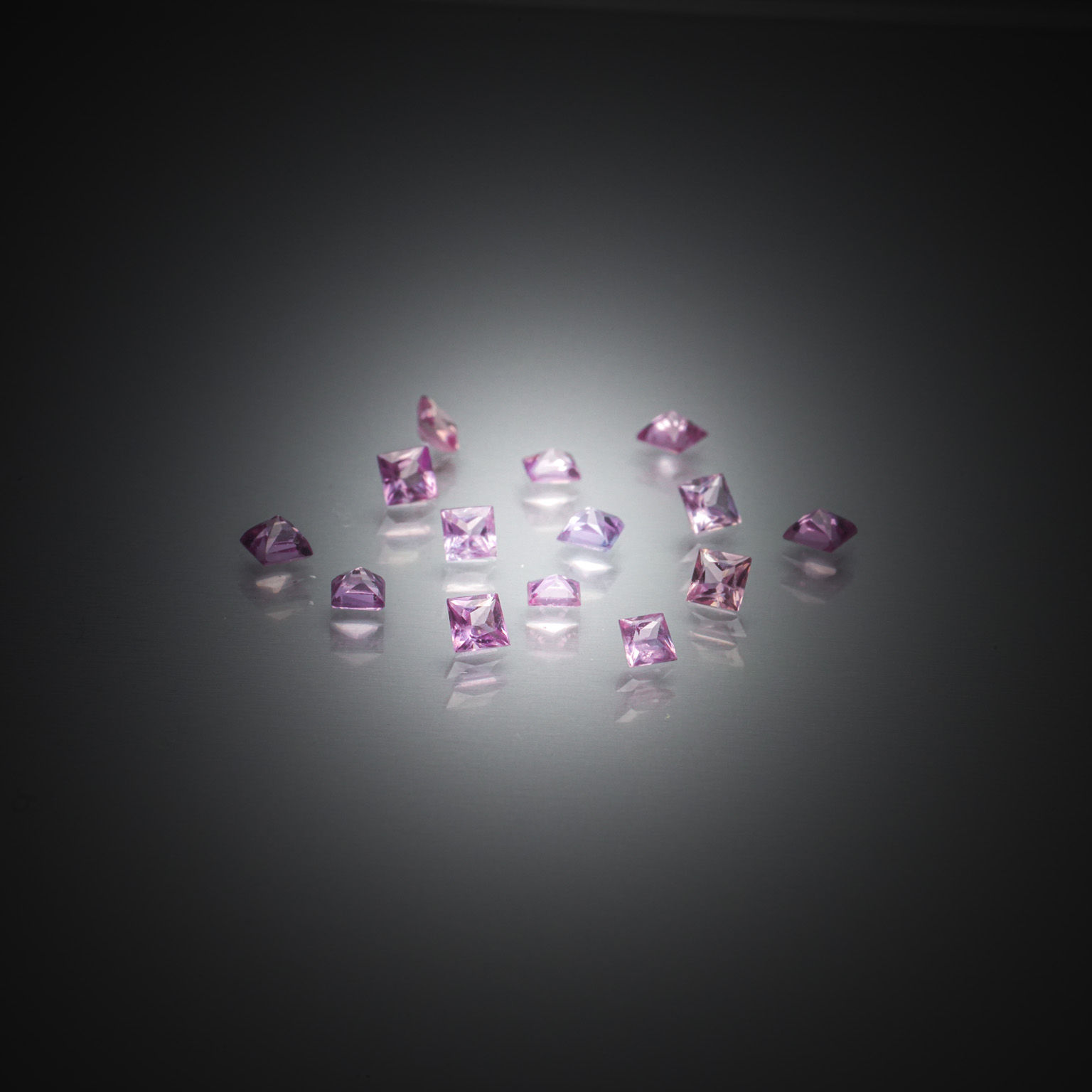 Lot de diamants caramels ronds sur papier. - Lazuli