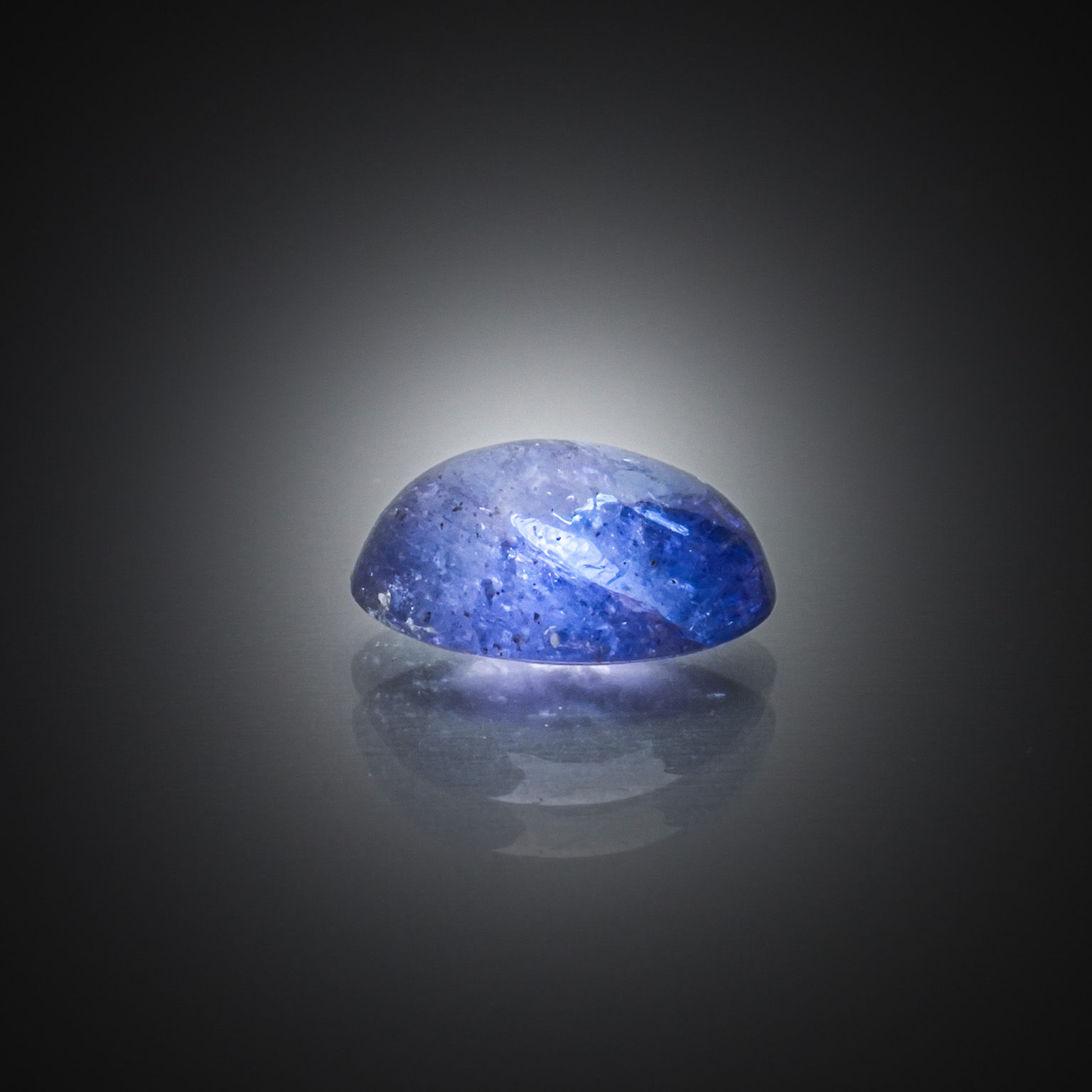 Iolite marquise sur papier. - Lazuli