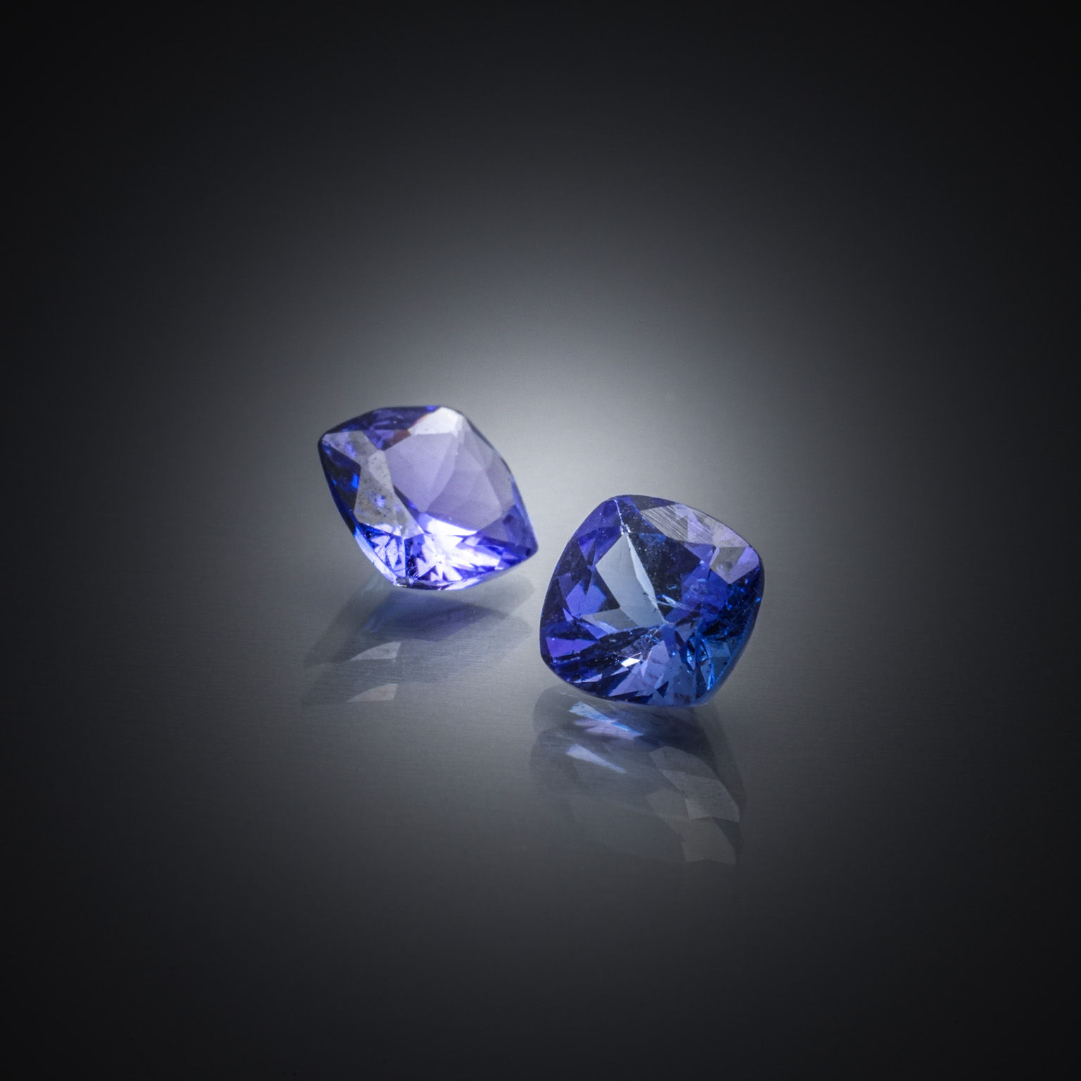 Appairage de tanzanites coussins sur papier. - Lazuli