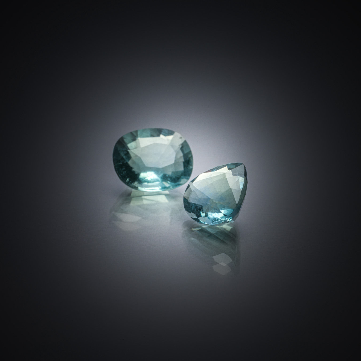 Quartz ovale cabochon sur papier. - Lazuli