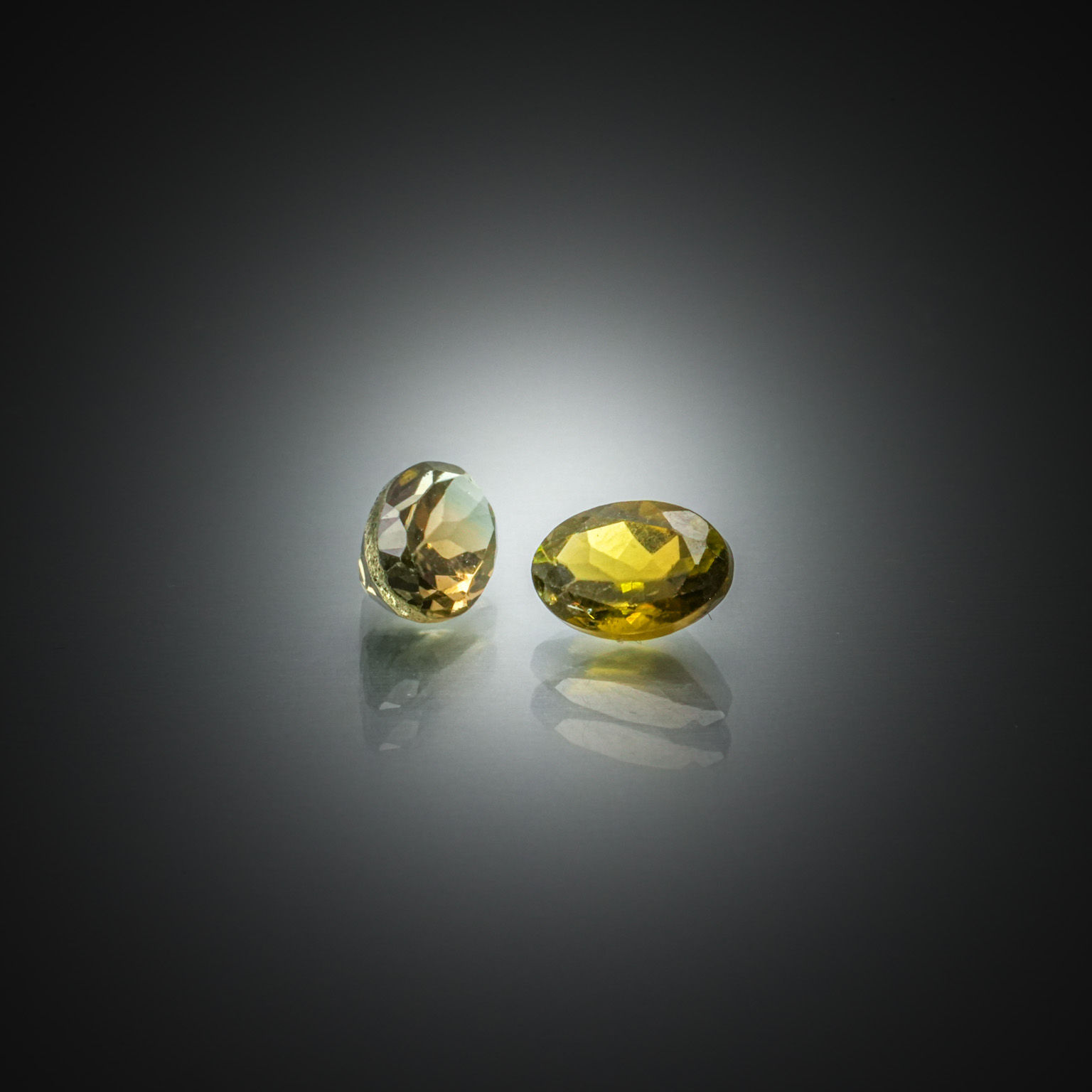 Lot de deux tourmalines vertes ovales sur papier. - Lazuli