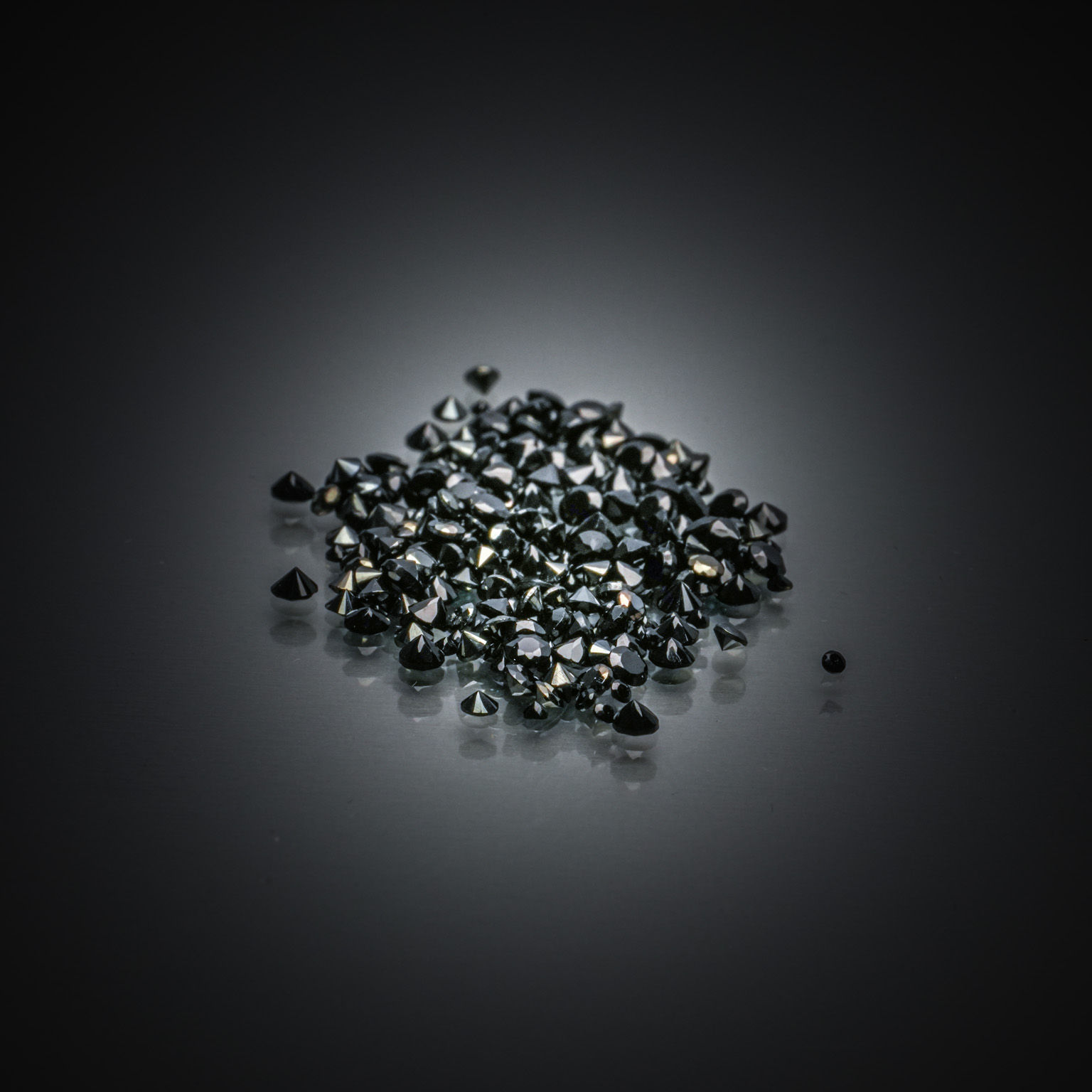 Lot de spinelles noirs sur papier. - Lazuli