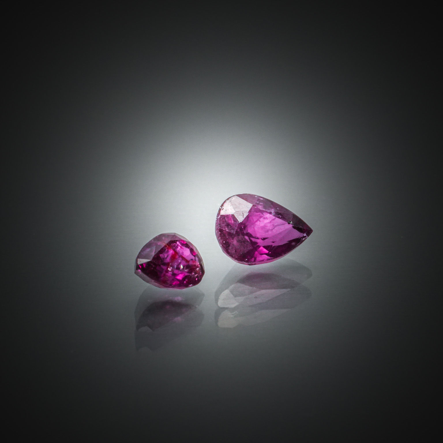 Lot de deux rubis poires sur papier. - Lazuli
