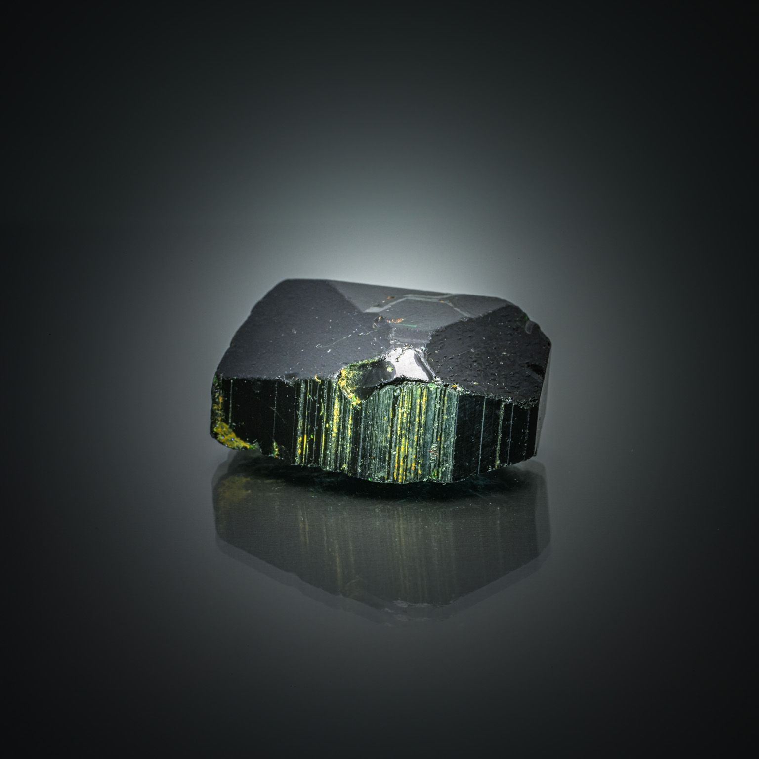 Tourmaline verte brute sur papier. - Lazuli