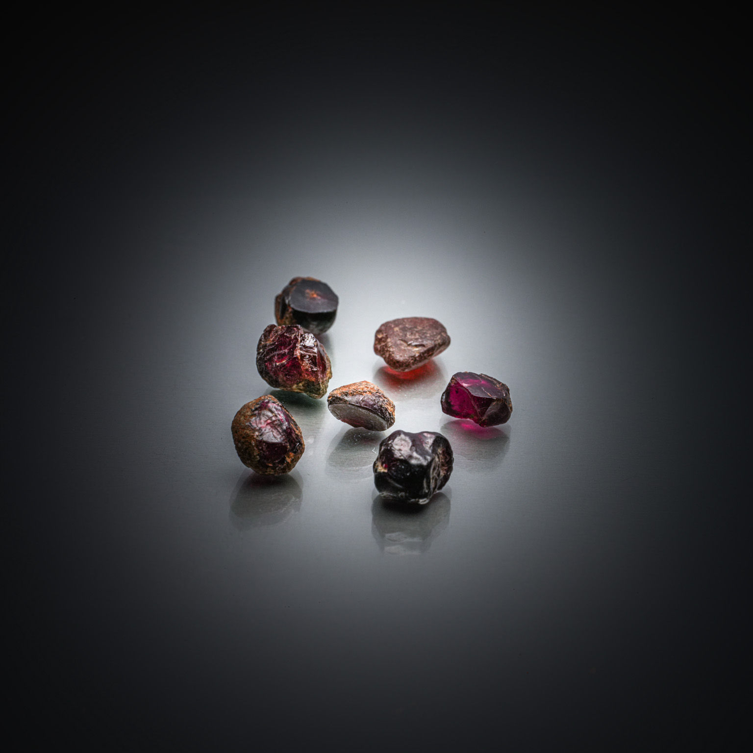 Lot de sept tourmalines brutes sur papier. - Lazuli