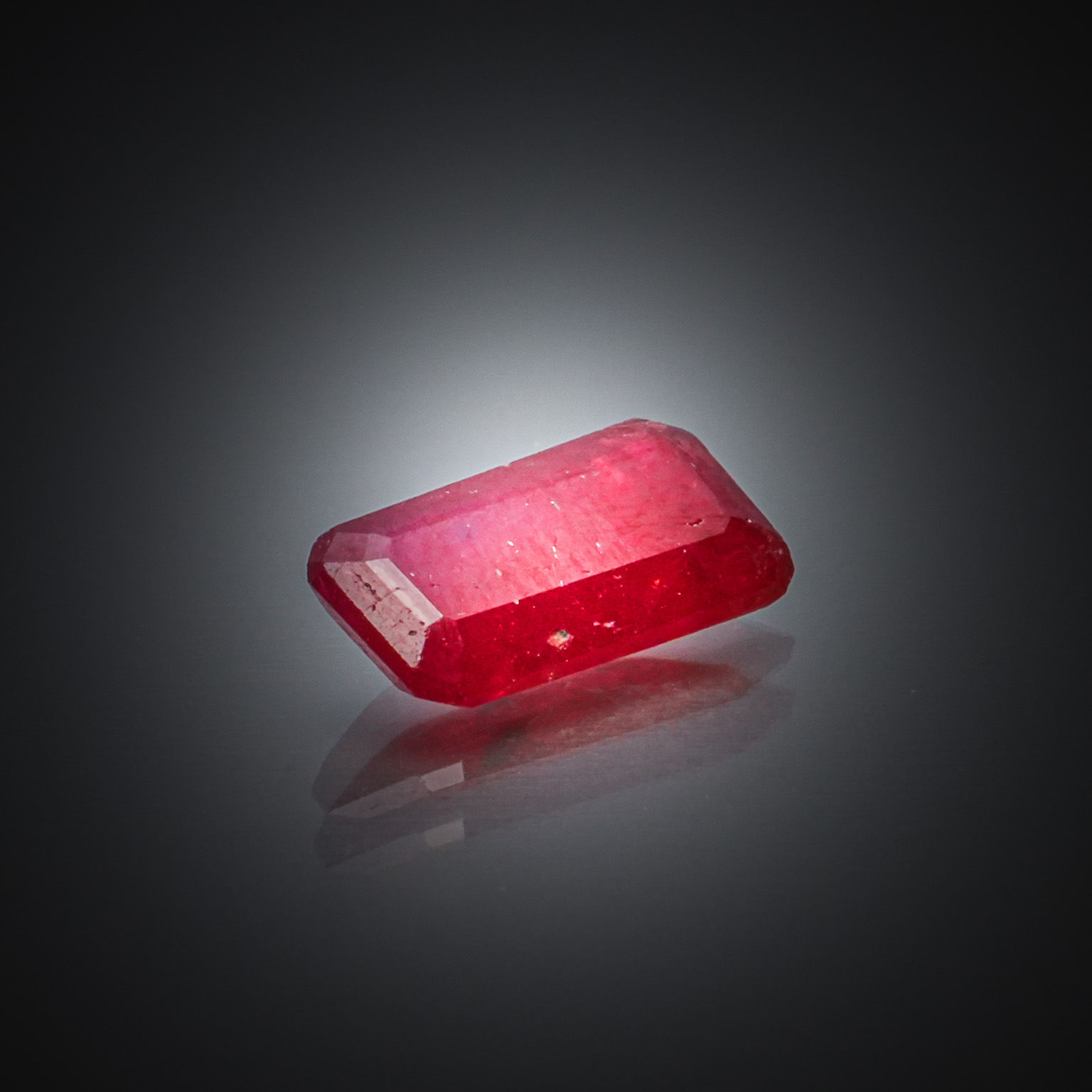 Rubis rectangulaire à pans coupés sur papier. - Lazuli