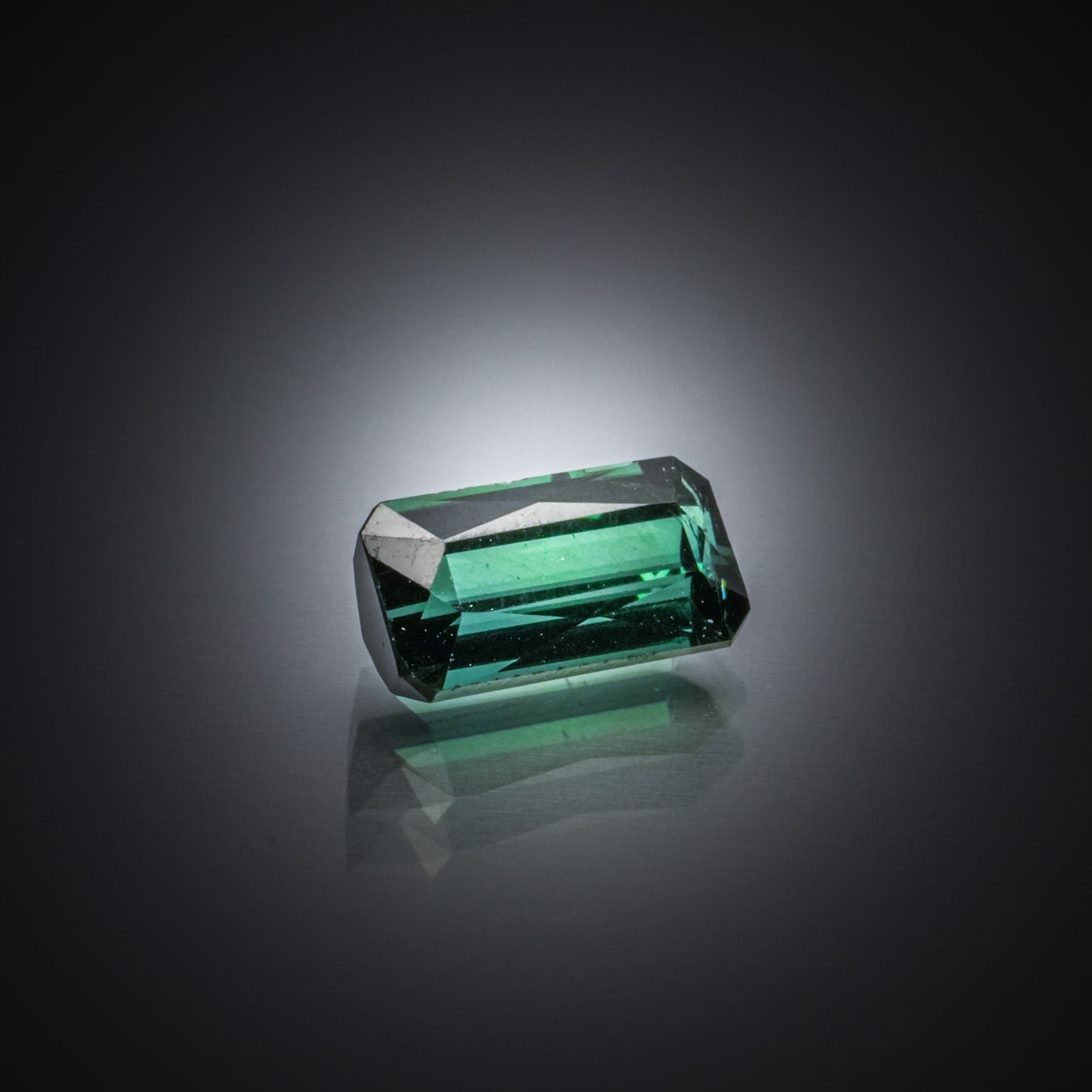 Tourmaline indicolite octogonale sur papier. - Lazuli