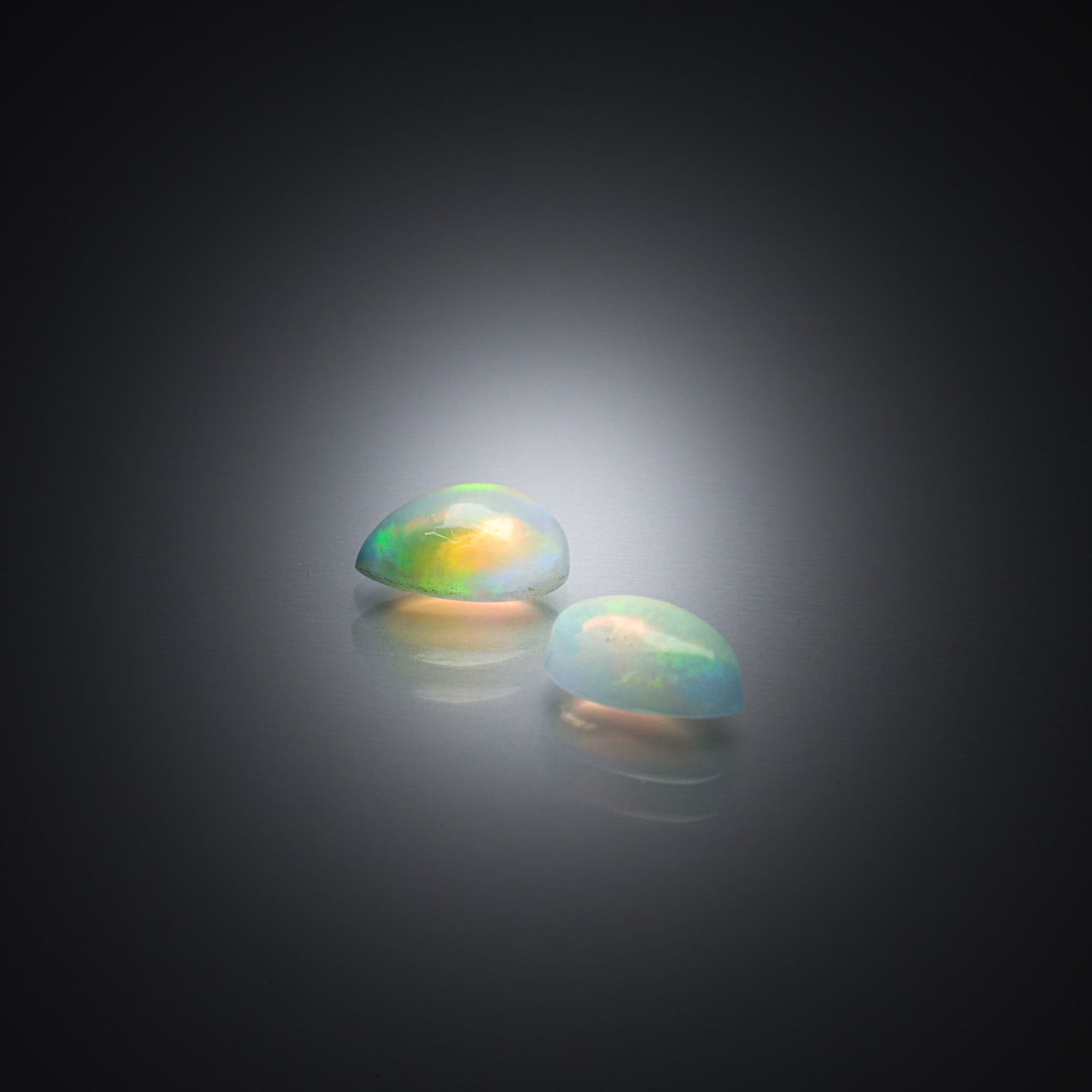 Appairage d&rsquo;opales poires cabochons sur papier. - Lazuli