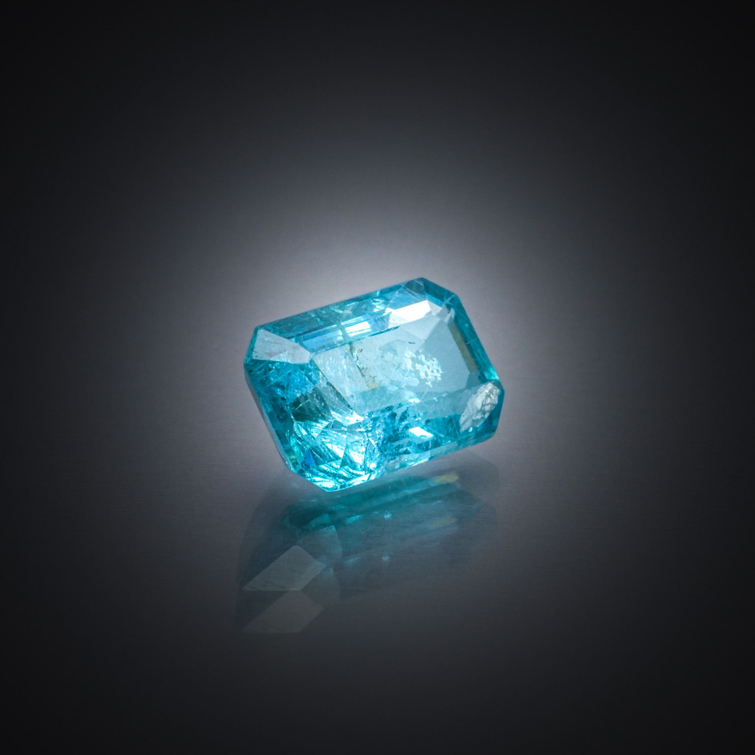 Apatite bleue octogonale sur papier. - Lazuli