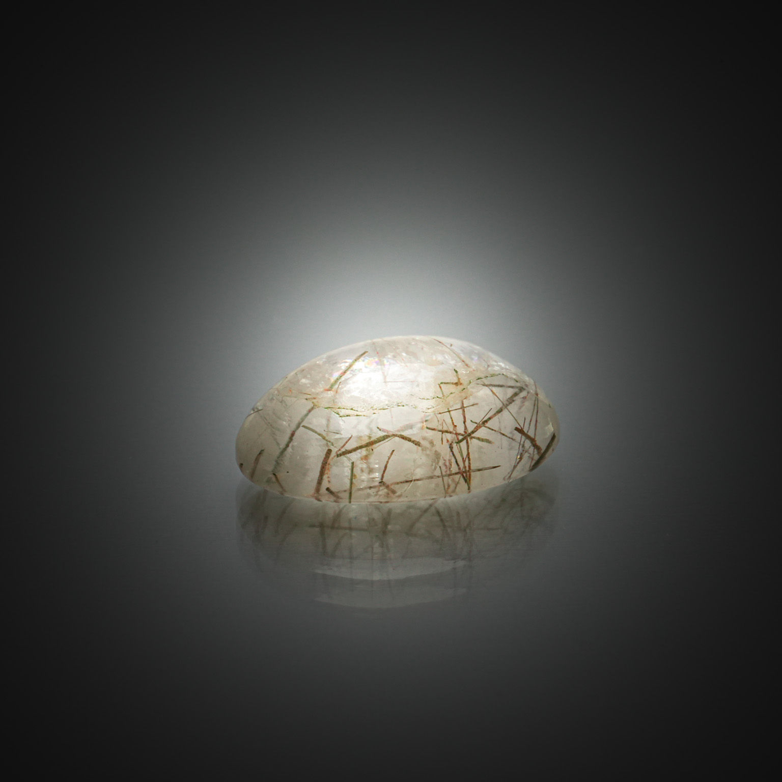 Quartz ovale cabochon sur papier. - Lazuli