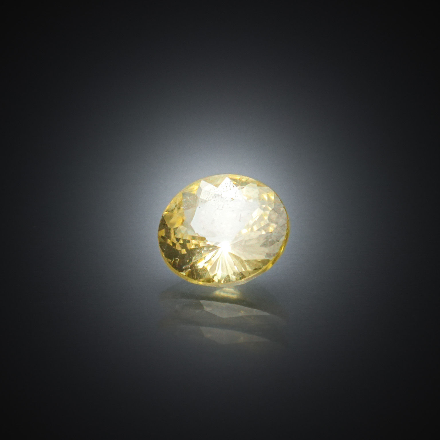 Saphir jaune rond sur papier. - Lazuli