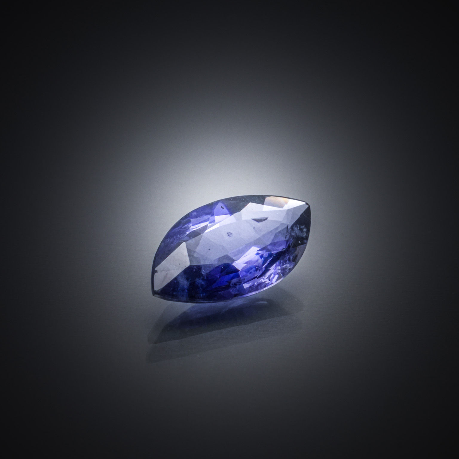 Iolite marquise sur papier. - Lazuli