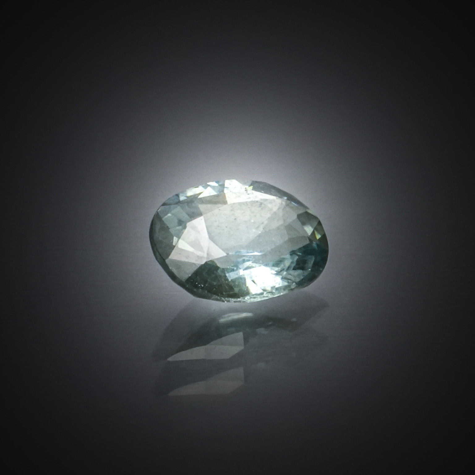 Saphir vert coussin sur papier. - Lazuli