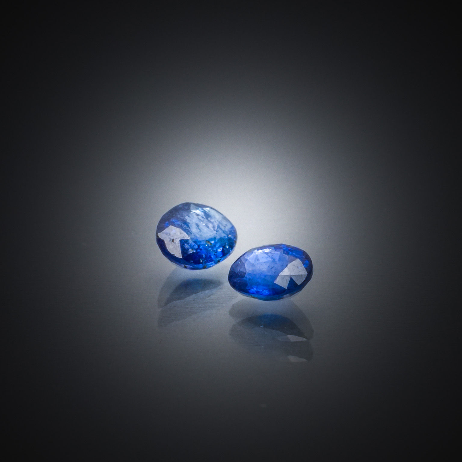 Lot de dix opales brutes sur papier. - Lazuli