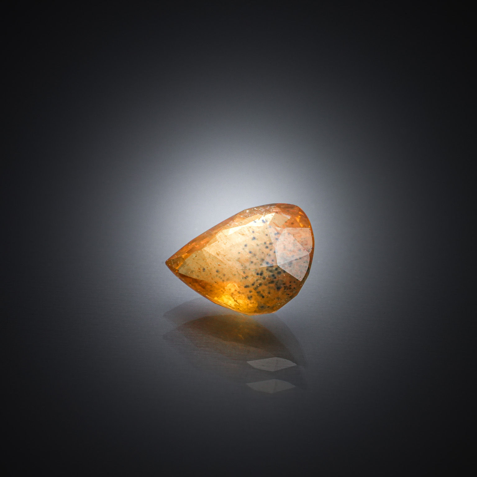 Tourmaline verte ovale sur papier. - Lazuli