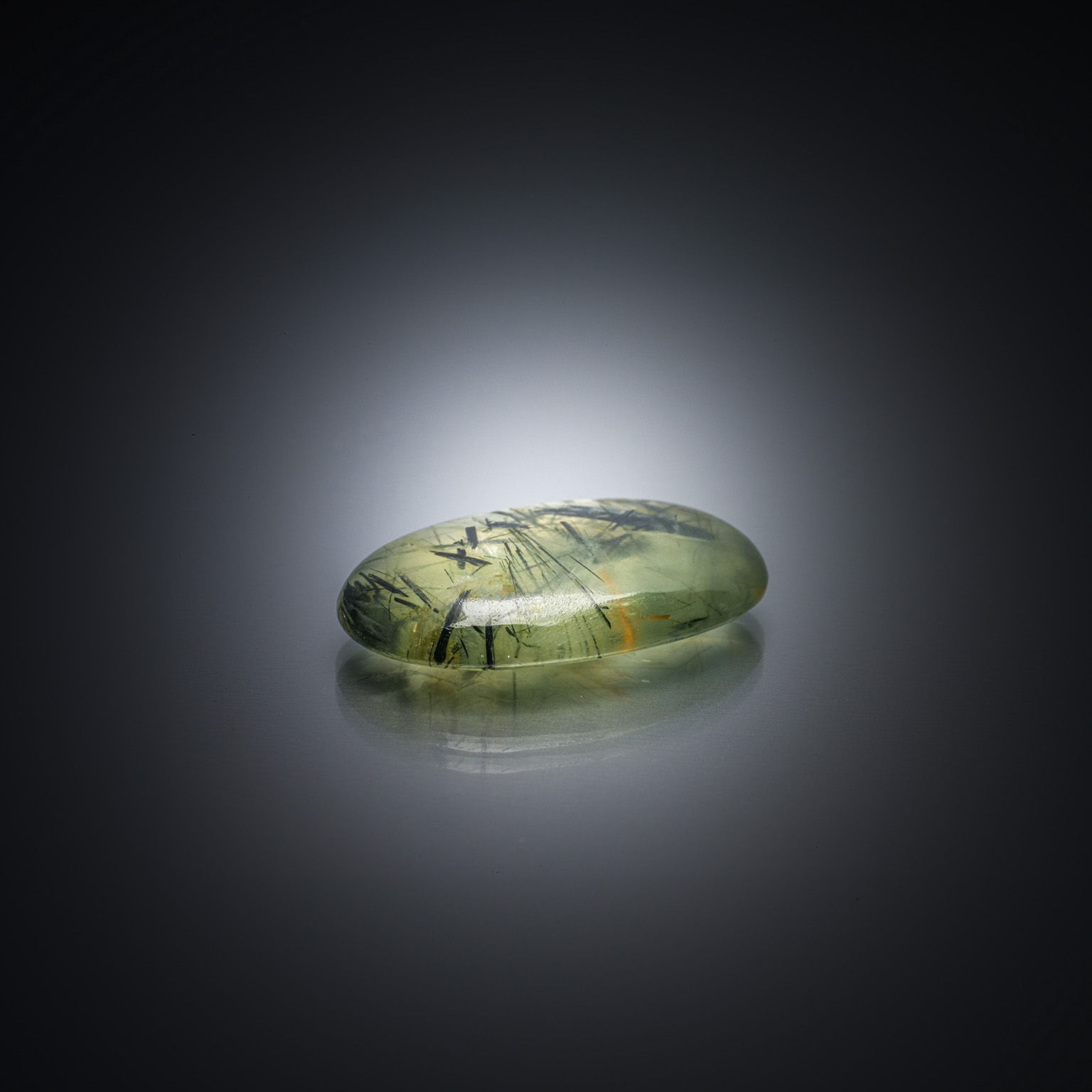 Quartz ovale cabochon sur papier. - Lazuli